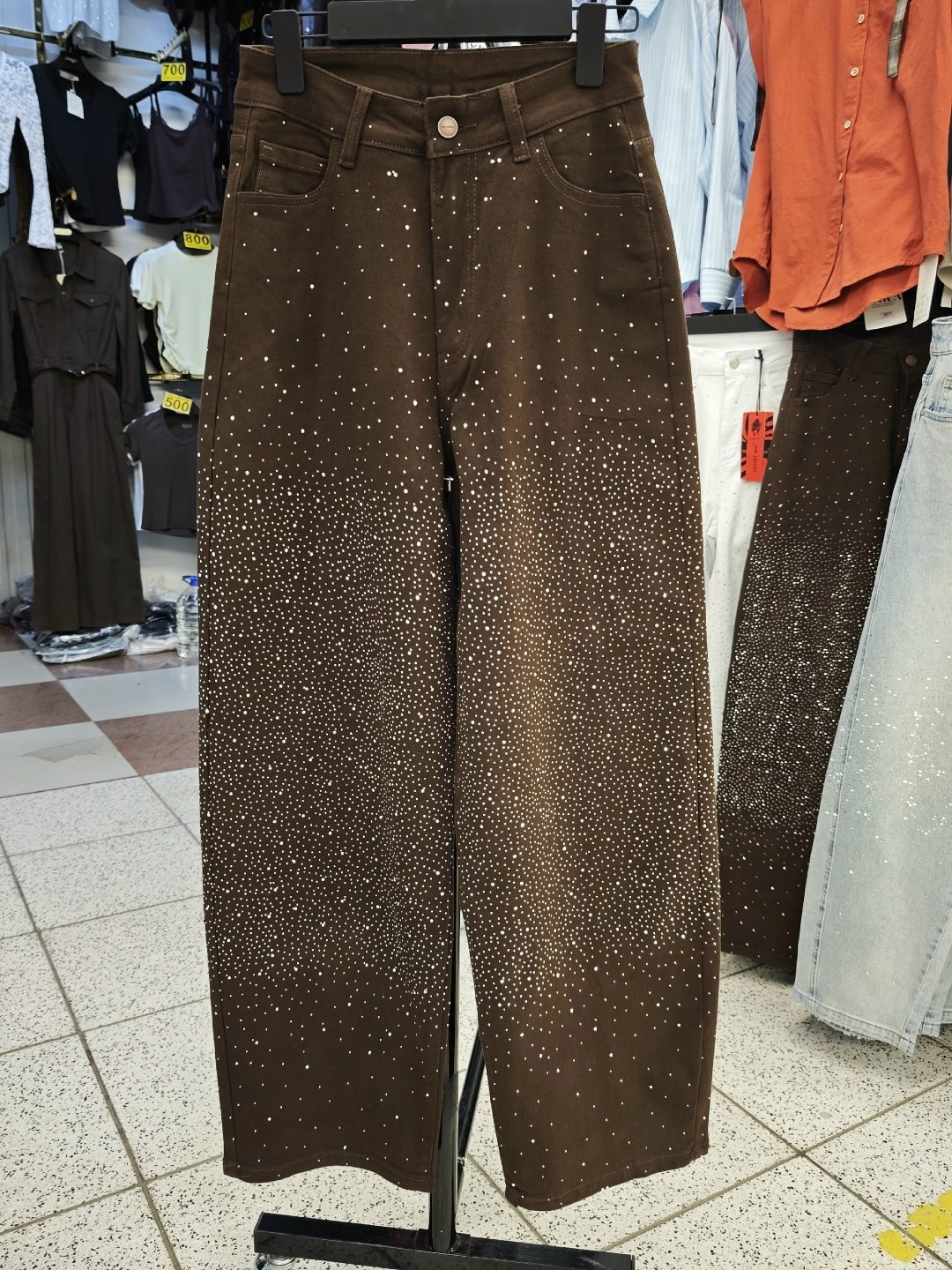 джинсы клеш со стразами h&a collection,джинсы со стразами,джинсы со стразами и блестками,брюки со стразами,джинсы широкого кроя со стразами, коричневый