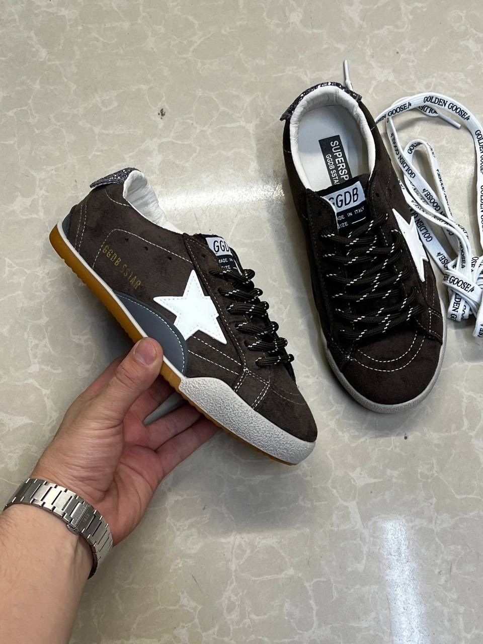 golden goose кроссовки super-star коричневый,коричневые кроссовки ball star golden goose anthracite silver,мужские замшевые низкие кроссовки с вышитыми звездами superstar golden goose коричневый,кросс