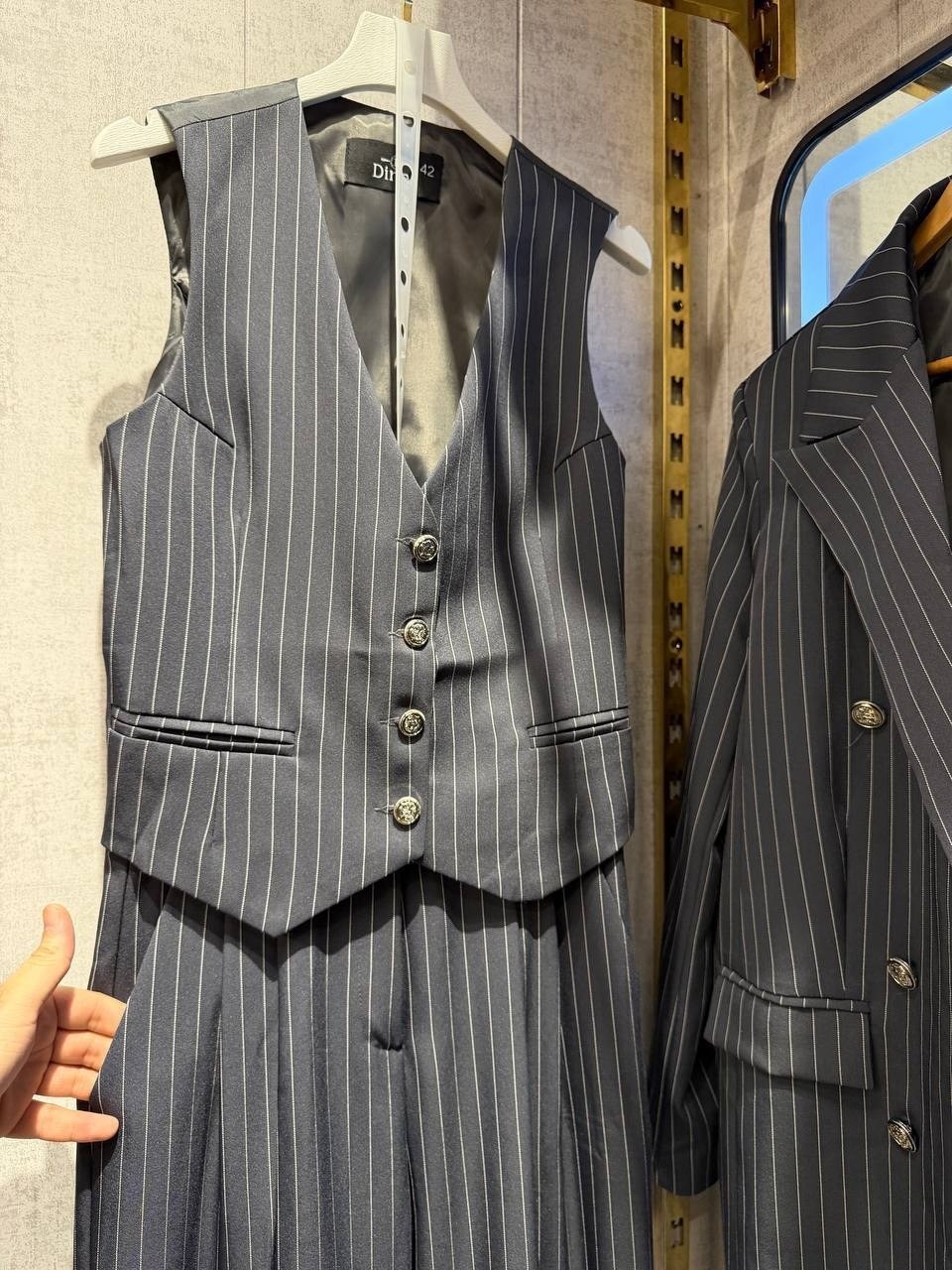 мужской костюм в полоску,двубортные костюмы,костюм мужской,двубортный костюм в полоску,fursac костюм в тонкую полоску с двубортным пиджаком синий