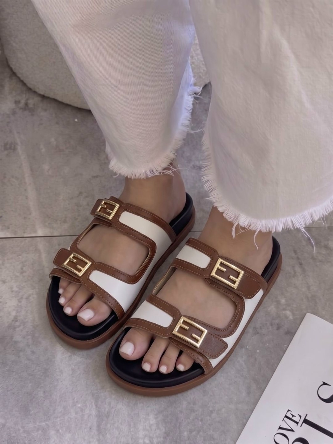 шлепки фенди,тапочки фенди,шлепанцы fendi,модные сандалии,сандалии