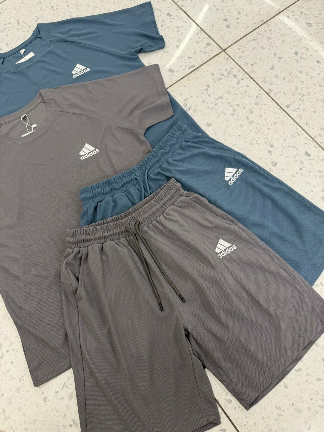 комплект одежды adidas,костюмы спортивный adidas,костюм спортивный мужской,комплект футболок adidas,спортивные костюм