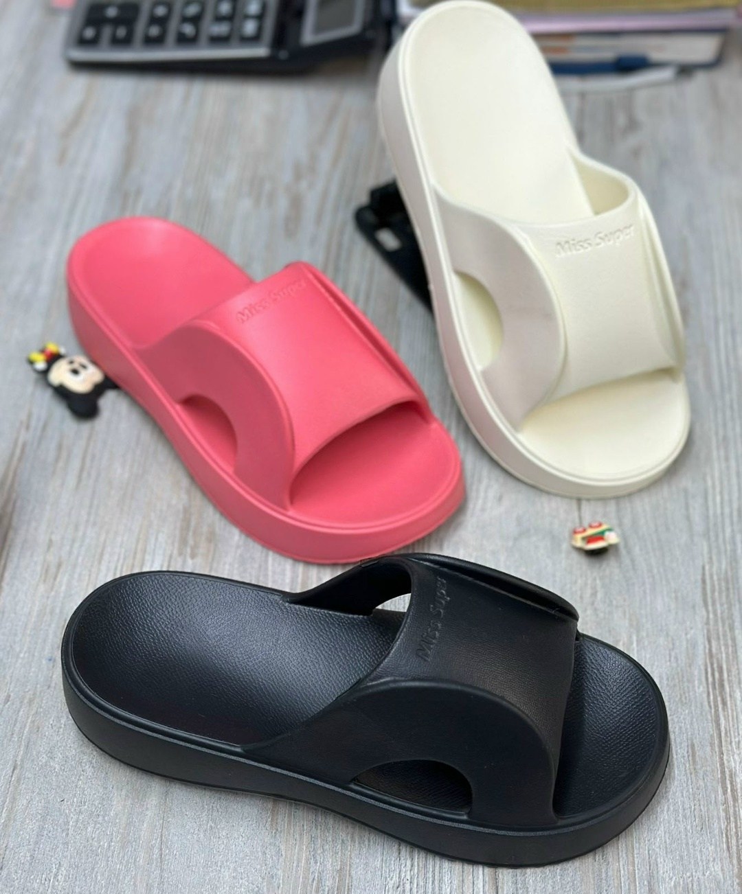 шлепанцы женские,,модные резиновые шлепки,модные шлепанцы,шлепанцы