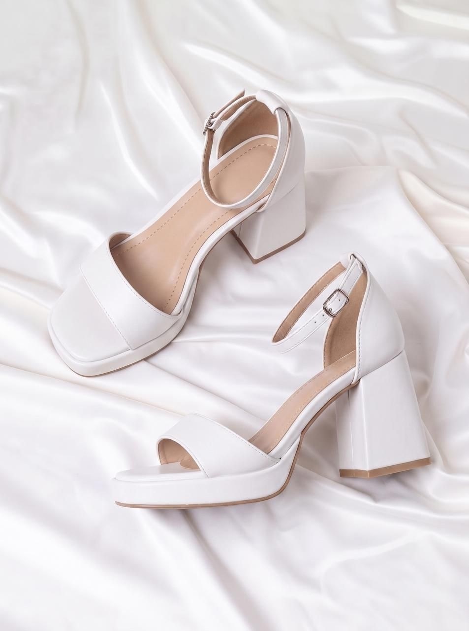 женские босоножки,белые босоножки с закрытой пяткой,босоножки на каблуках,босоножки на каблуке белые,стильные босоножки