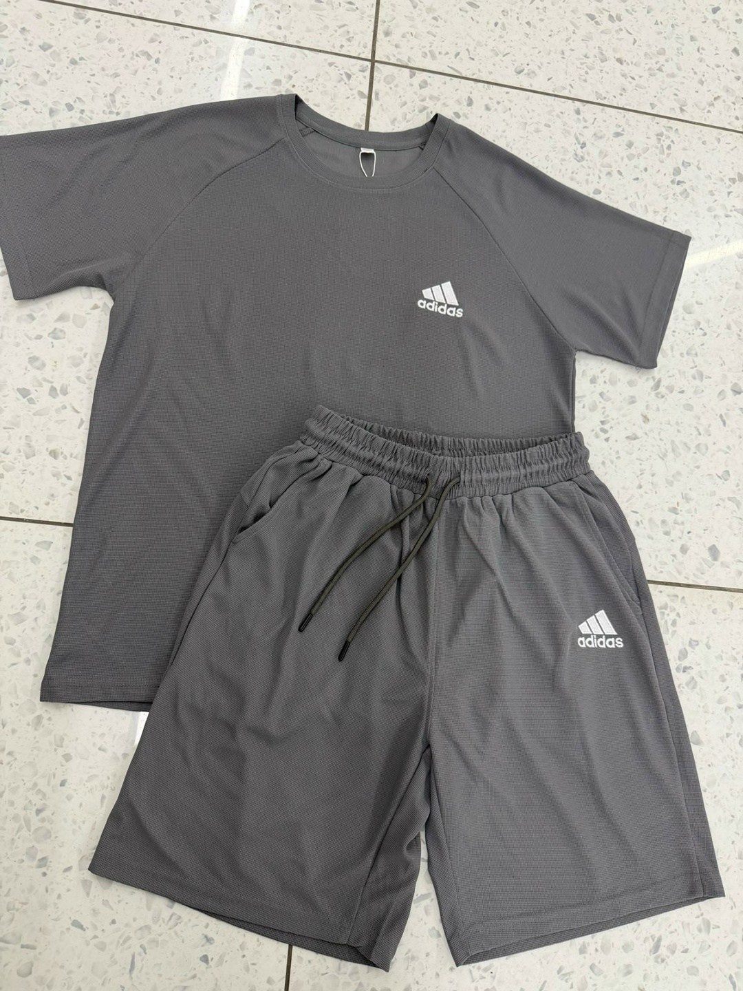 комплект одежды adidas,костюмы спортивный adidas,костюм спортивный мужской,комплект футболок adidas,спортивные костюм