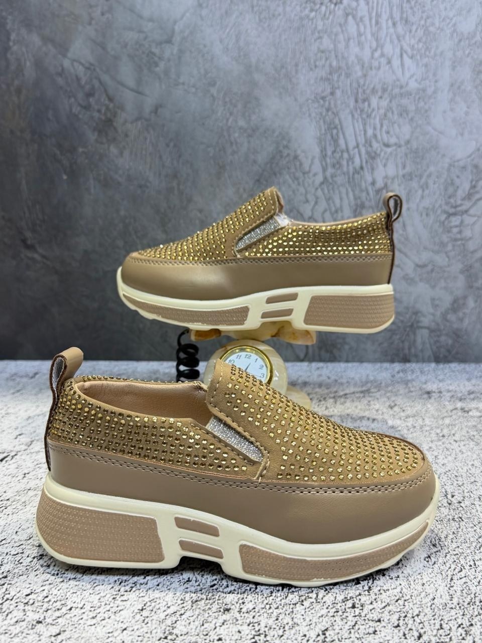 ,женские кроссовки,кроссовки модные,стильные кроссовки,бежевые кроссовки