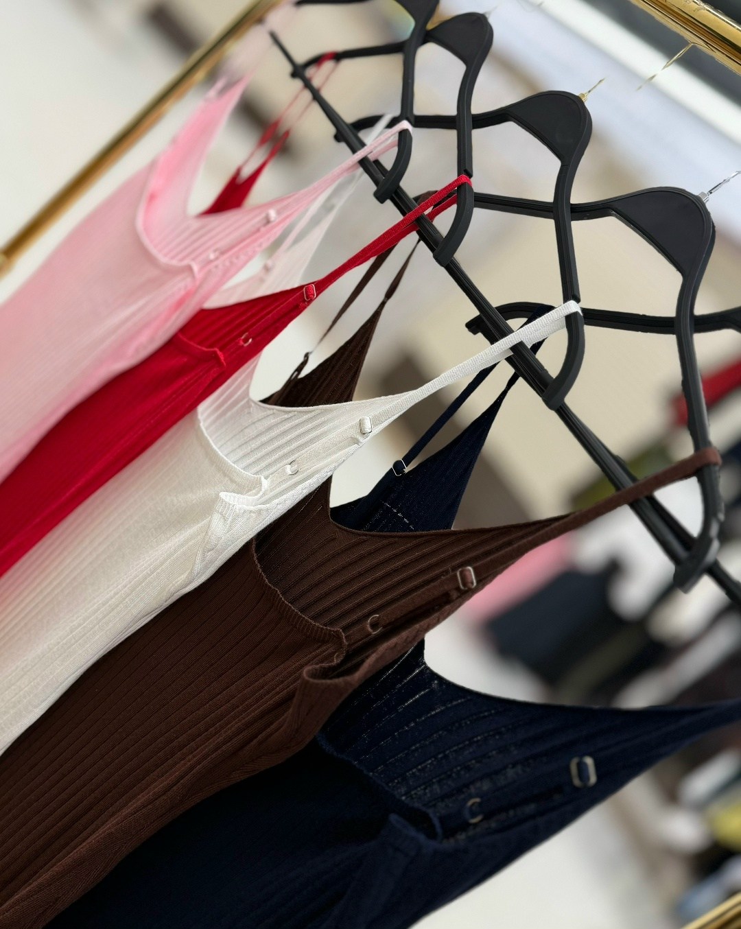 приталенное платье,трикотажное платье,платье миди,платье черное,женская платье