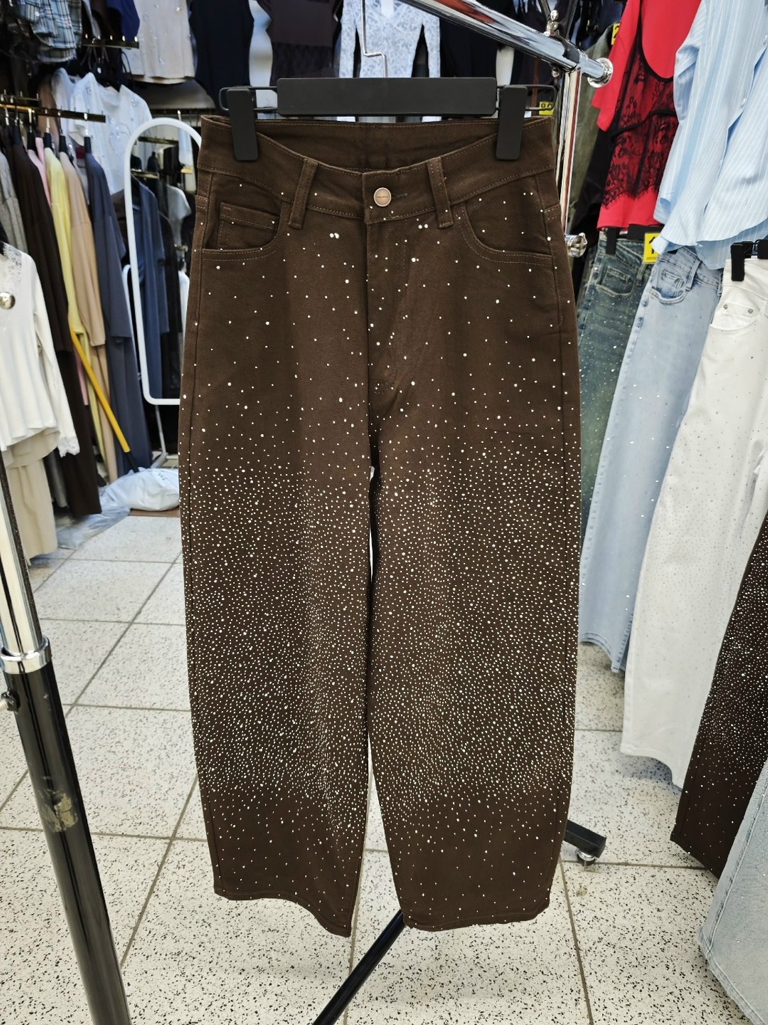 джинсы клеш со стразами h&a collection,джинсы со стразами,джинсы со стразами и блестками,брюки со стразами,джинсы широкого кроя со стразами, коричневый