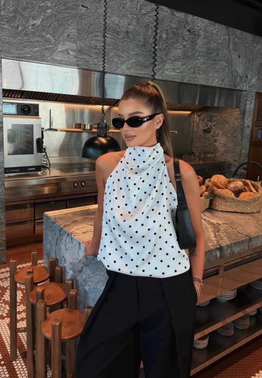 атласный топ,женский атласный топ,элегантная блуза из атласа,женская блузка,женский повседневный атласный топ с лямкой на шее