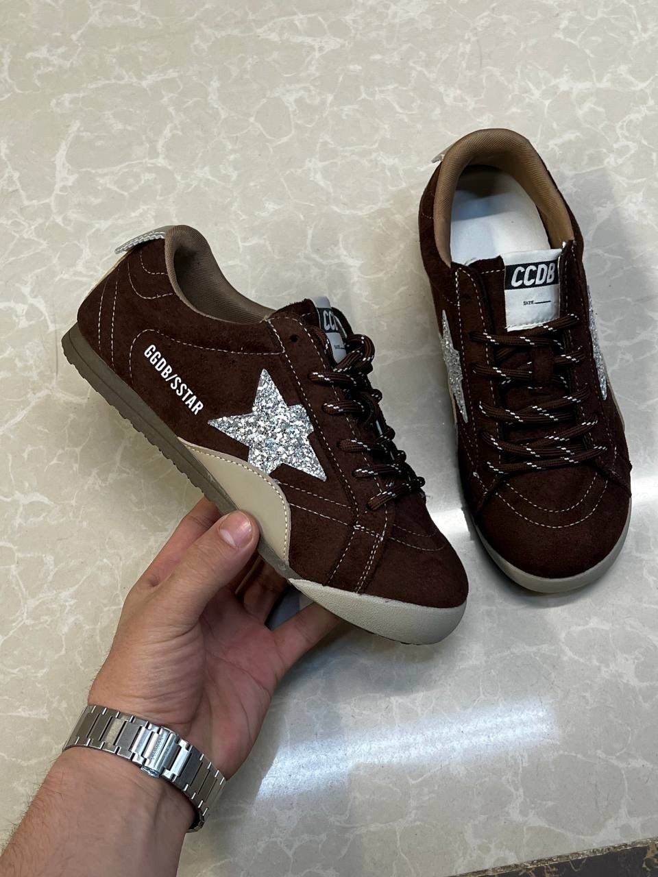 golden goose кроссовки super-star коричневый,коричневые кроссовки ball star golden goose anthracite silver,мужские замшевые низкие кроссовки с вышитыми звездами superstar golden goose коричневый,кросс