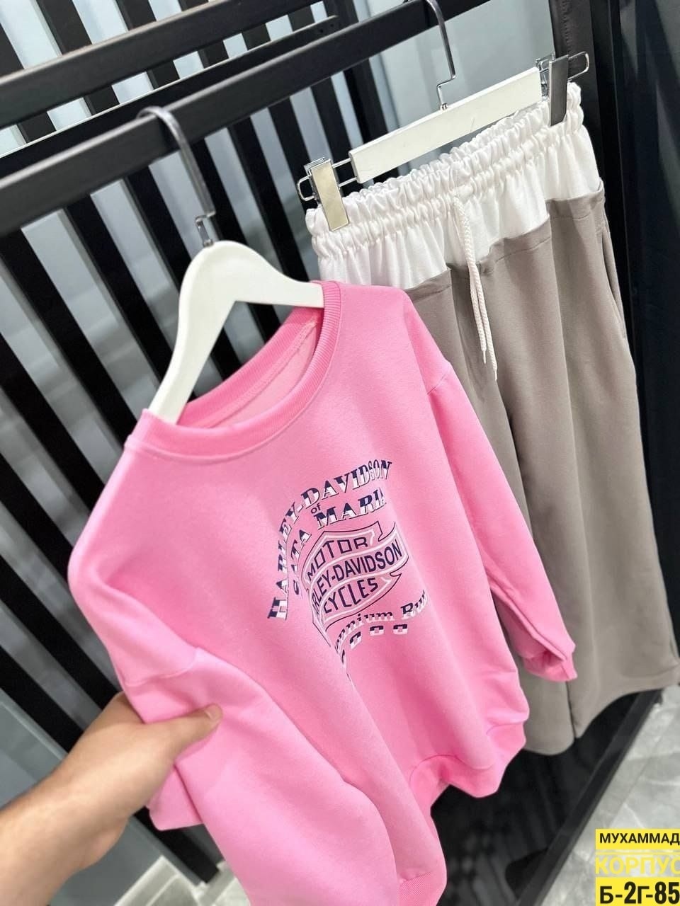 серые широкие спортивные штаны,широкие штаны,спортивные штаны 2026 женские,костюм с широкими штанами,спортивные штаны палаццо