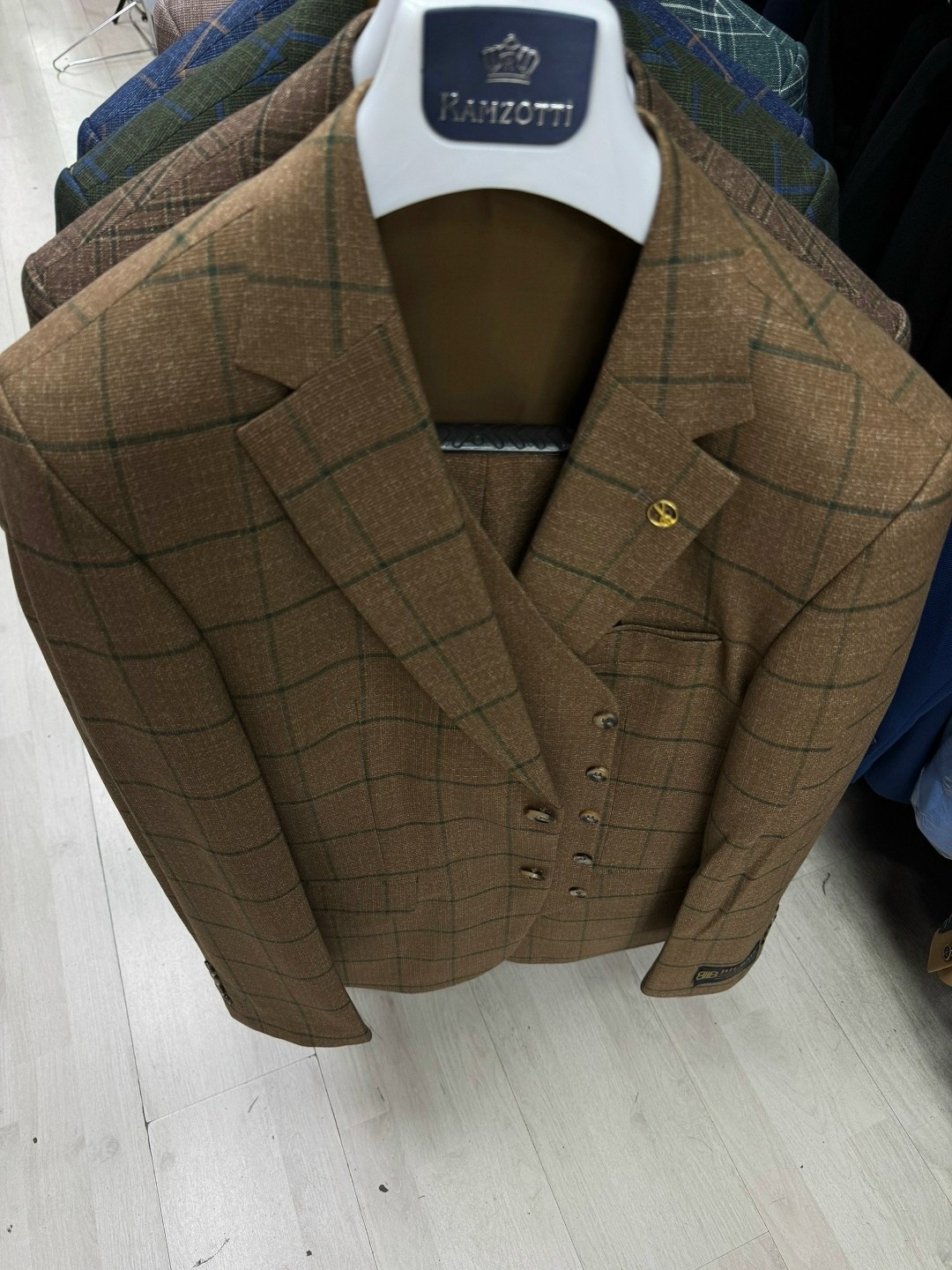 мужской костюм тройка,костюм-тройка бежевый,костюм бежевый,мужской костюм,мужской бежевый костюм-тройка в клетку