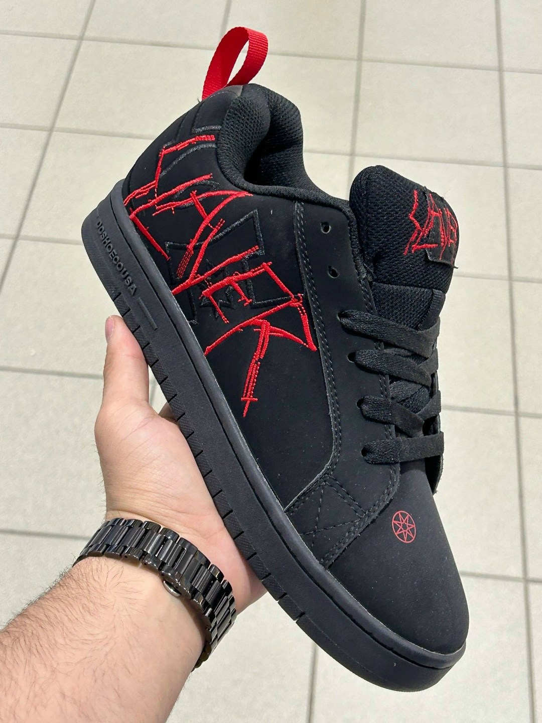 кроссовки slayer,кроссовки slayer court graffik dc shoes,кроссовки dc shoes court graffik,кроссовки dc slayer court graffik,dc x slayer ct graffik shoes black black red