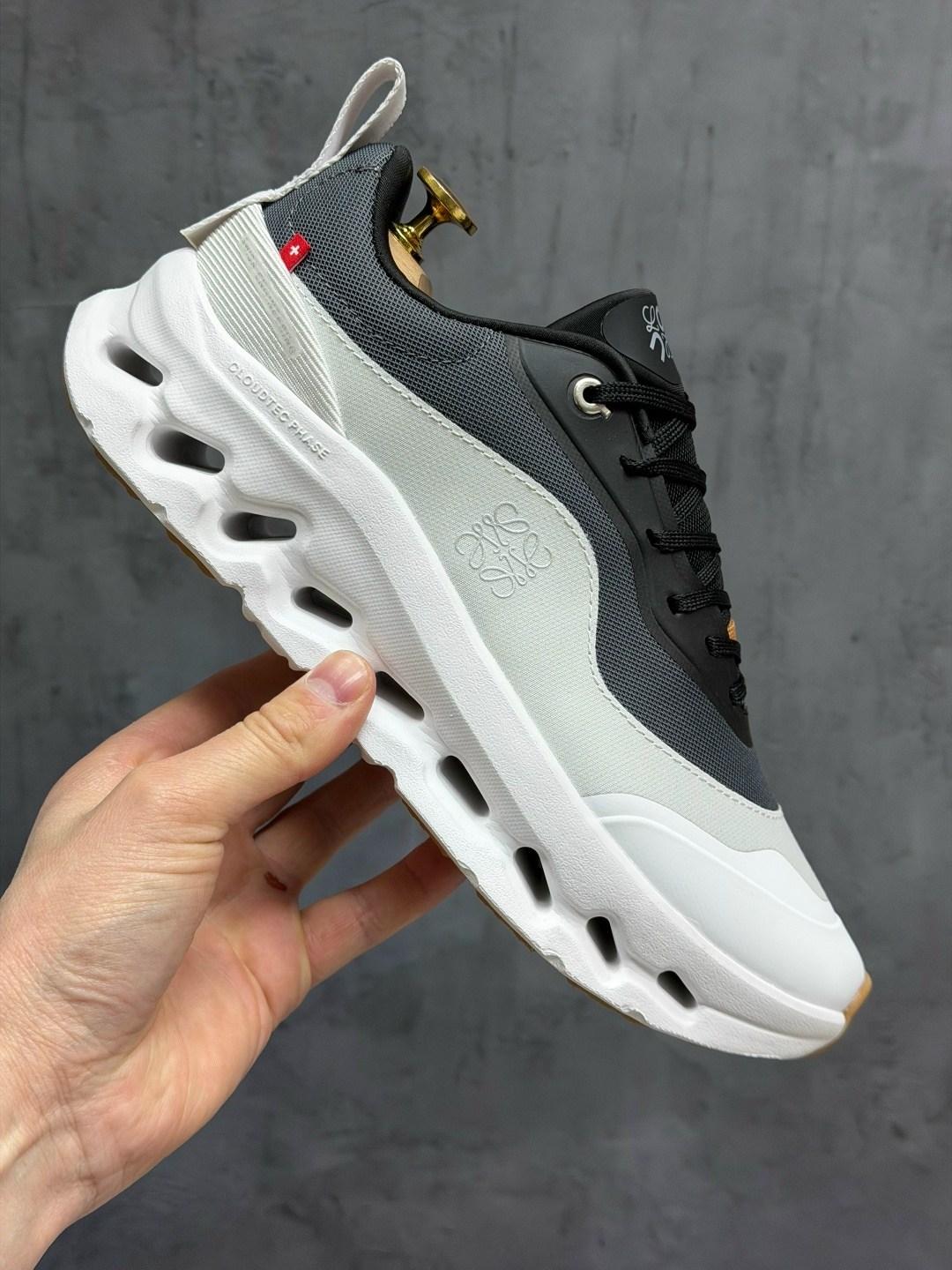 кроссовки cloudtilt 2. 0 из коллаборации с loewe on running серый,кроссовки loewe,кроссовки cloudtilt 2 tan white gum из коллаборации с loewe on running,on cloud x loewe 9848 повседневные кроссовки,on