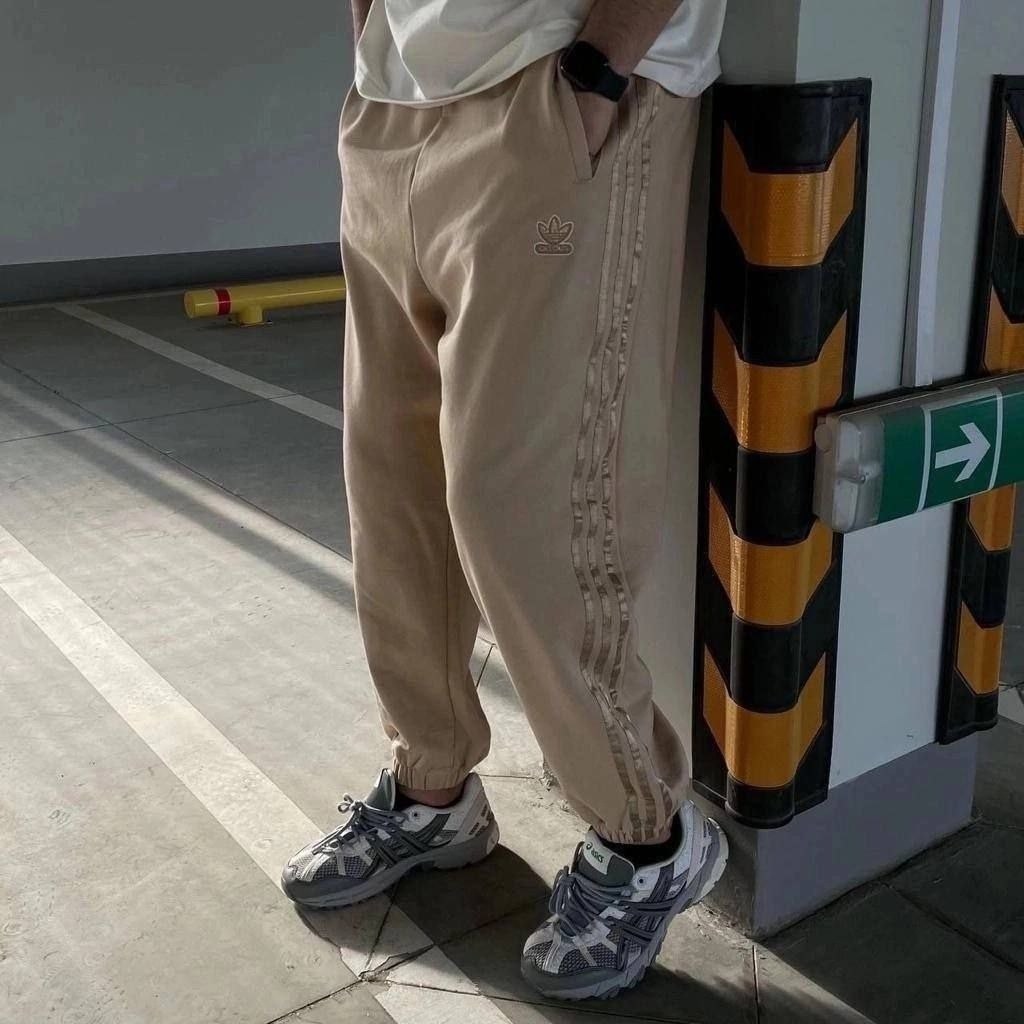 бежевые спортивные штаны мужские,спортивные штаны,штаны адидас джоггеры с полосками,брюки спортивные,штаны джоггеры спортивные