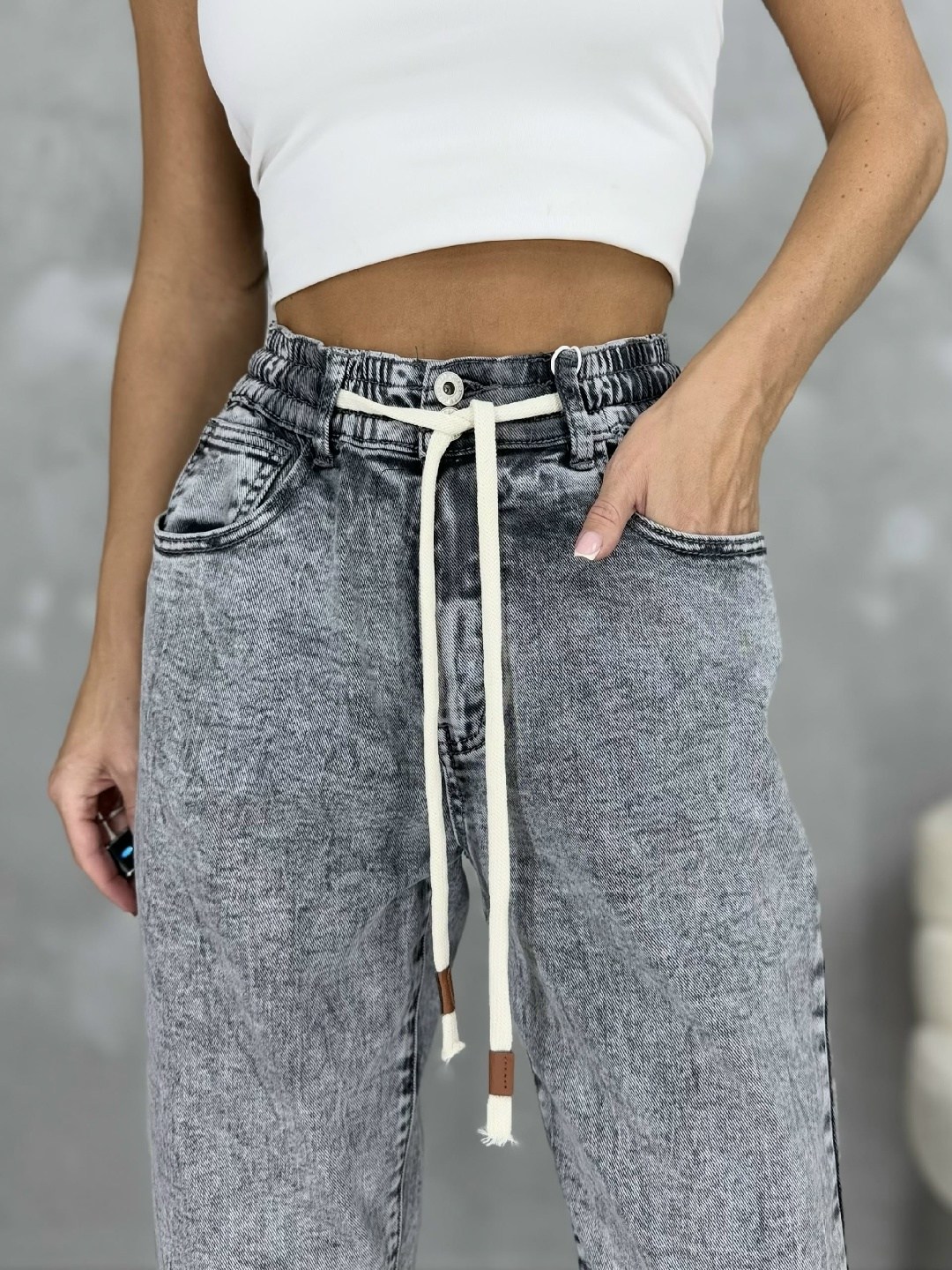 джинсы женский barouz бело-серый бананы,женские джинсы,мом джинсы женские серые на резинке,серые джинсы женские,джинсы-мом