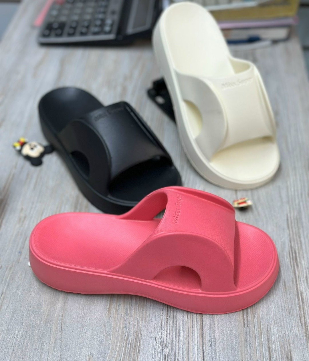 шлепанцы женские,,модные резиновые шлепки,модные шлепанцы,шлепанцы