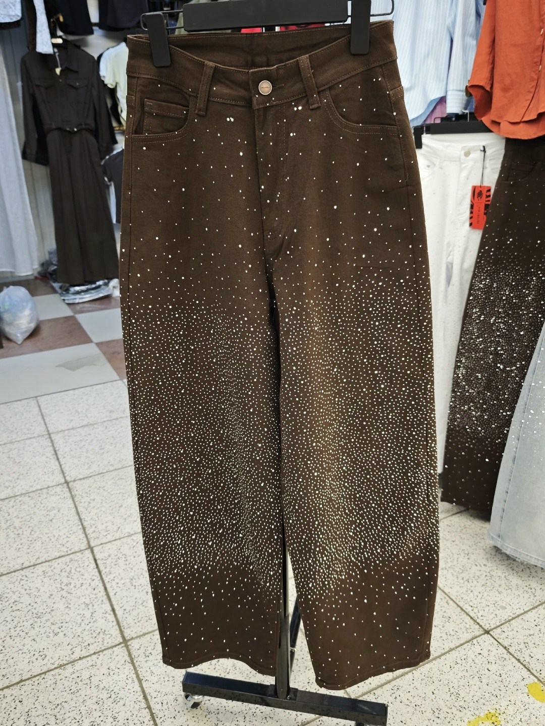 джинсы клеш со стразами h&a collection,джинсы со стразами,джинсы со стразами и блестками,брюки со стразами,джинсы широкого кроя со стразами, коричневый