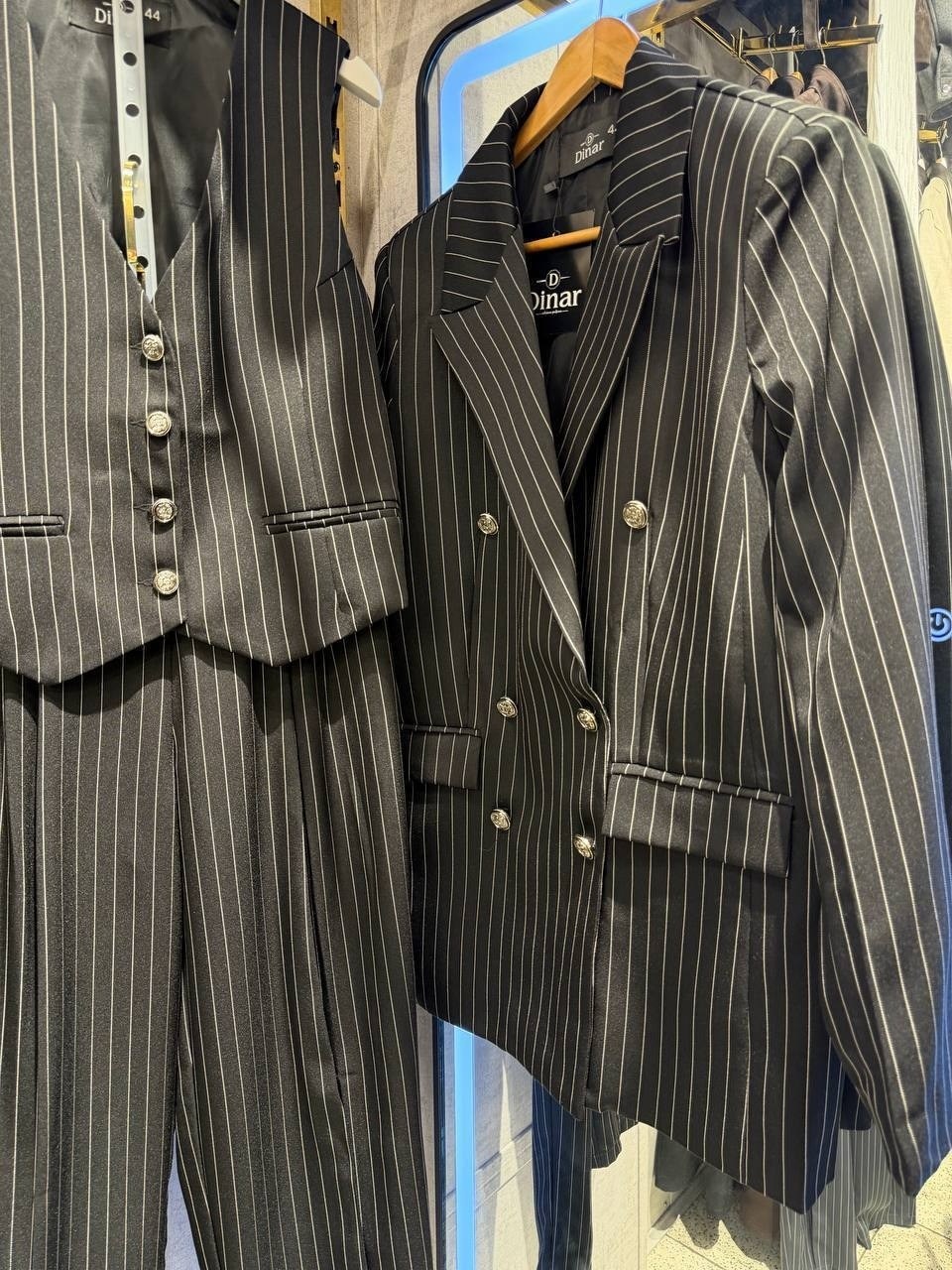 мужской костюм в полоску,двубортные костюмы,костюм мужской,двубортный костюм в полоску,fursac костюм в тонкую полоску с двубортным пиджаком синий