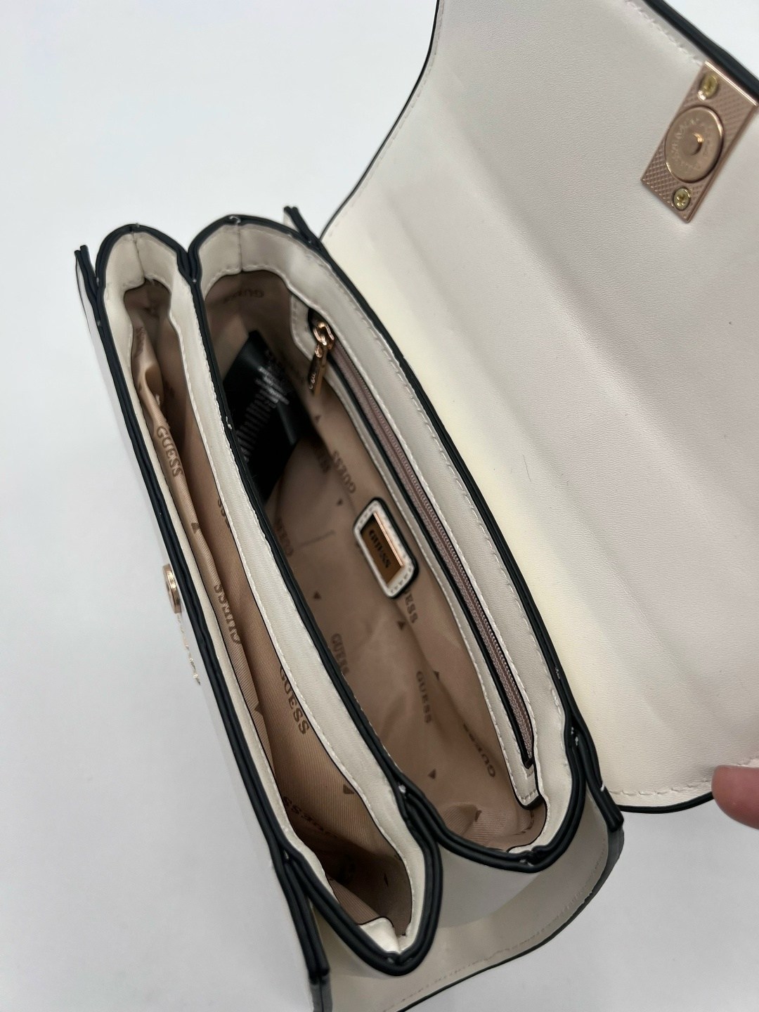 сумка guess белая,сумка женская guess,сумка guess,сумка на плечо guess,сумка guess кросс боди