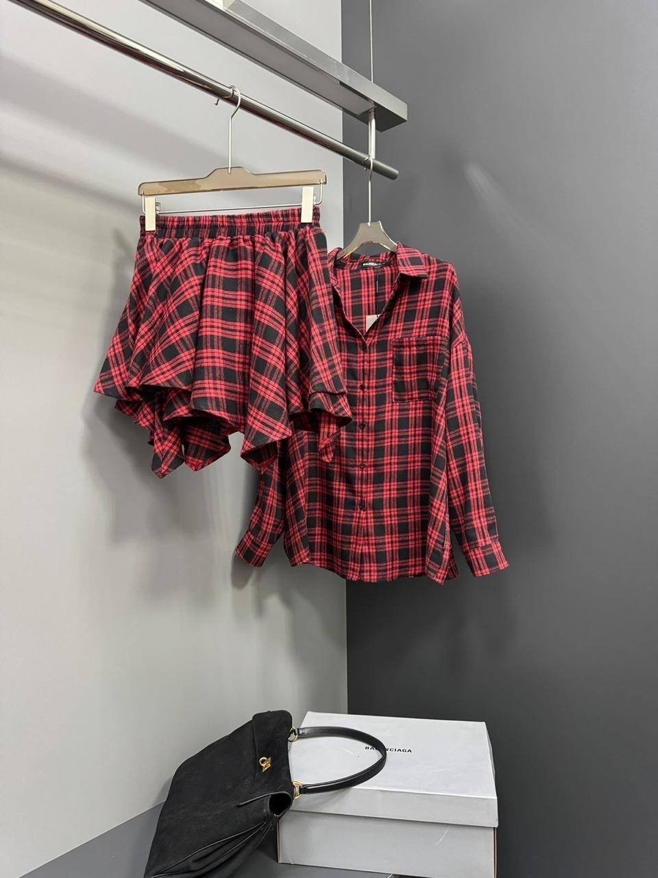 стильный костюм в клетку,платья в клетку,костюм рубашка и юбка,костюм в клетку,платье рубашка в клетку красное