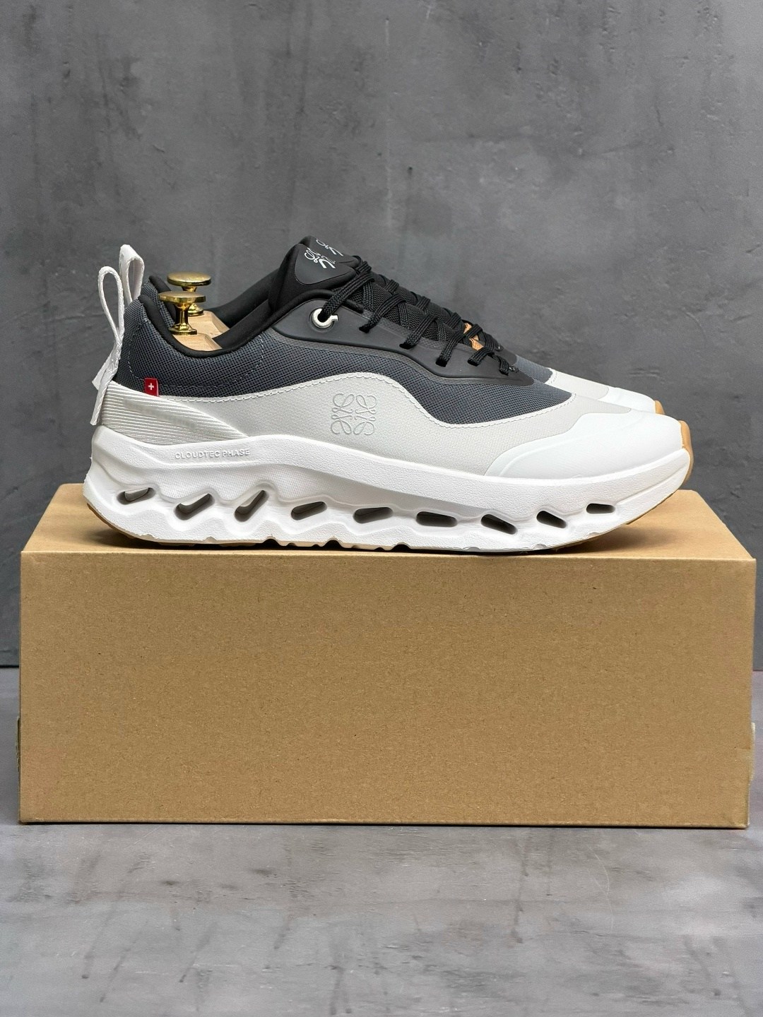 кроссовки cloudtilt 2. 0 из коллаборации с loewe on running серый,кроссовки loewe,кроссовки cloudtilt 2 tan white gum из коллаборации с loewe on running,on cloud x loewe 9848 повседневные кроссовки,on