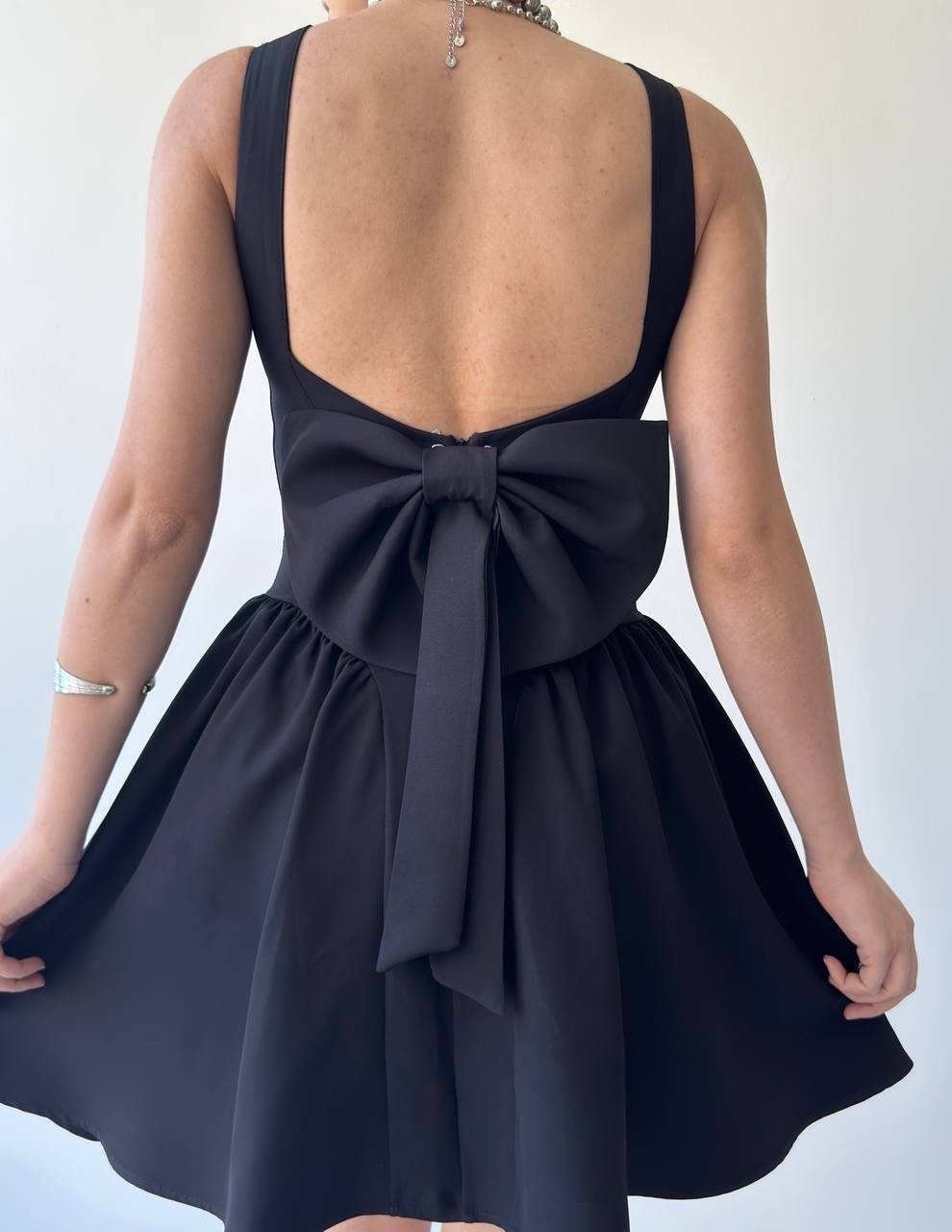 платье с квадратным вырезом,мини платье,платье платье,черное платье,платье короткое нарядное