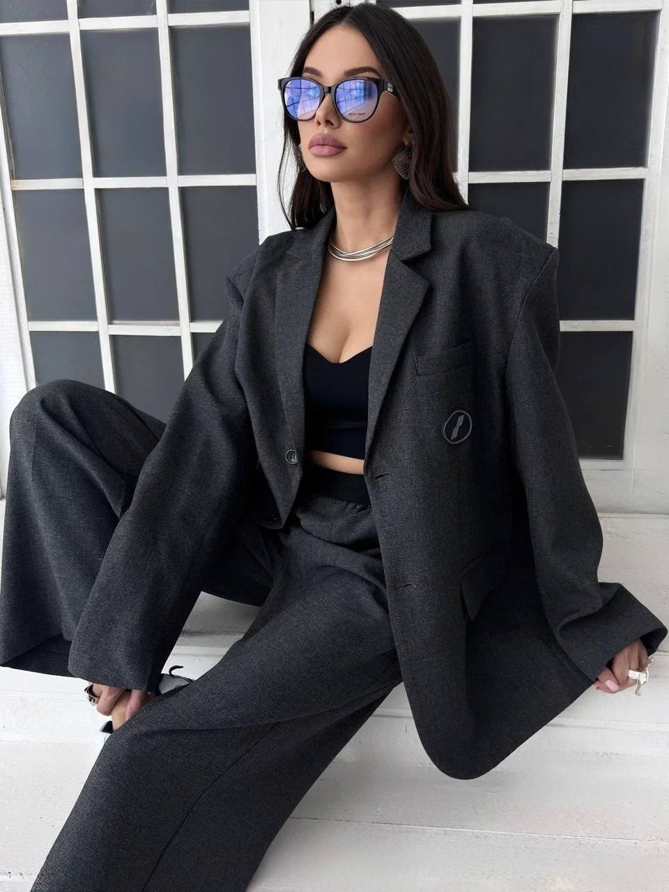 брючный костюм,серый брючный костюм,стильные костюмы,брючный костюм женский,костюм брючный с пиджаком оверсайз savori