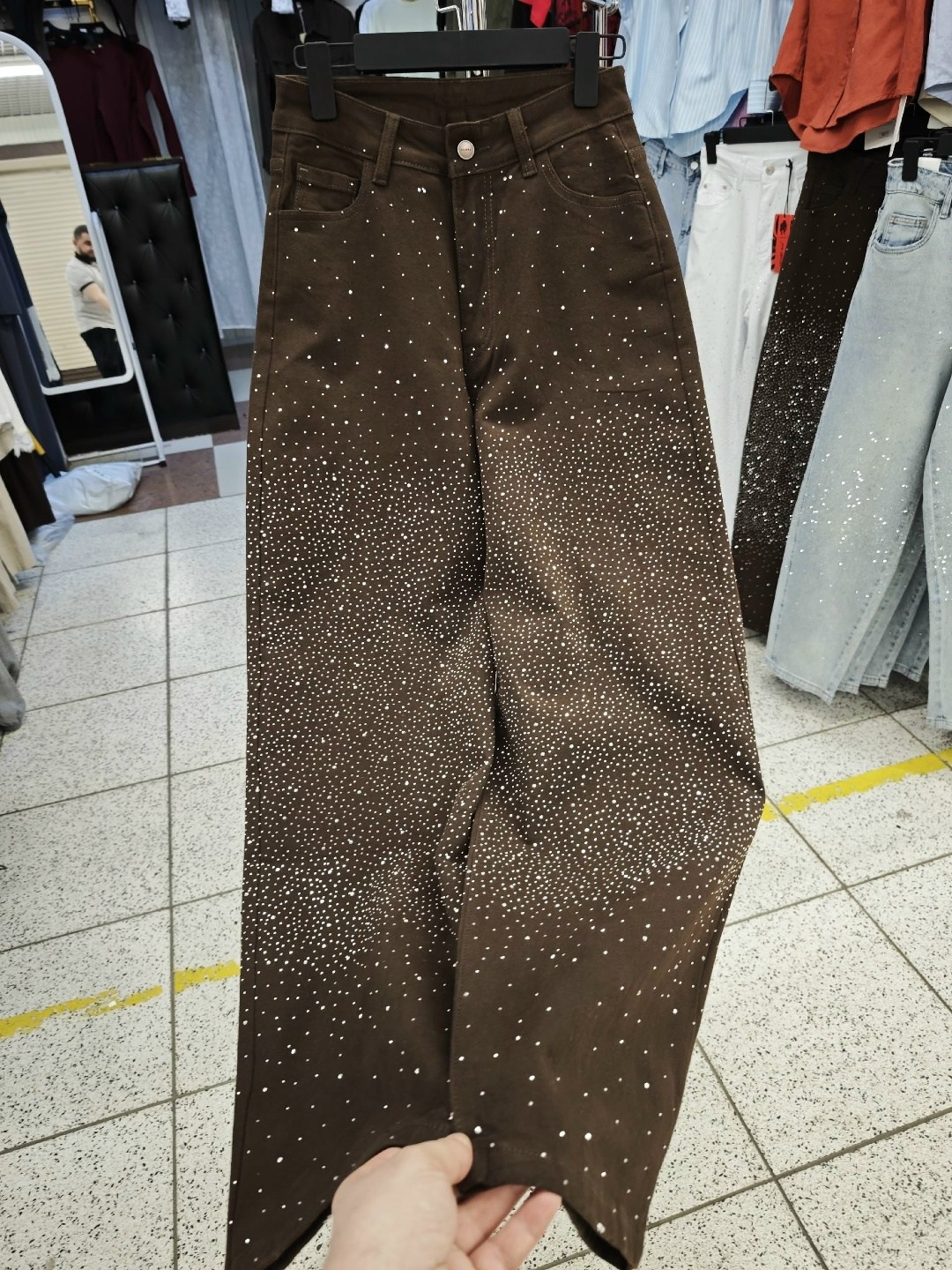 джинсы клеш со стразами h&a collection,джинсы со стразами,джинсы со стразами и блестками,брюки со стразами,джинсы широкого кроя со стразами, коричневый