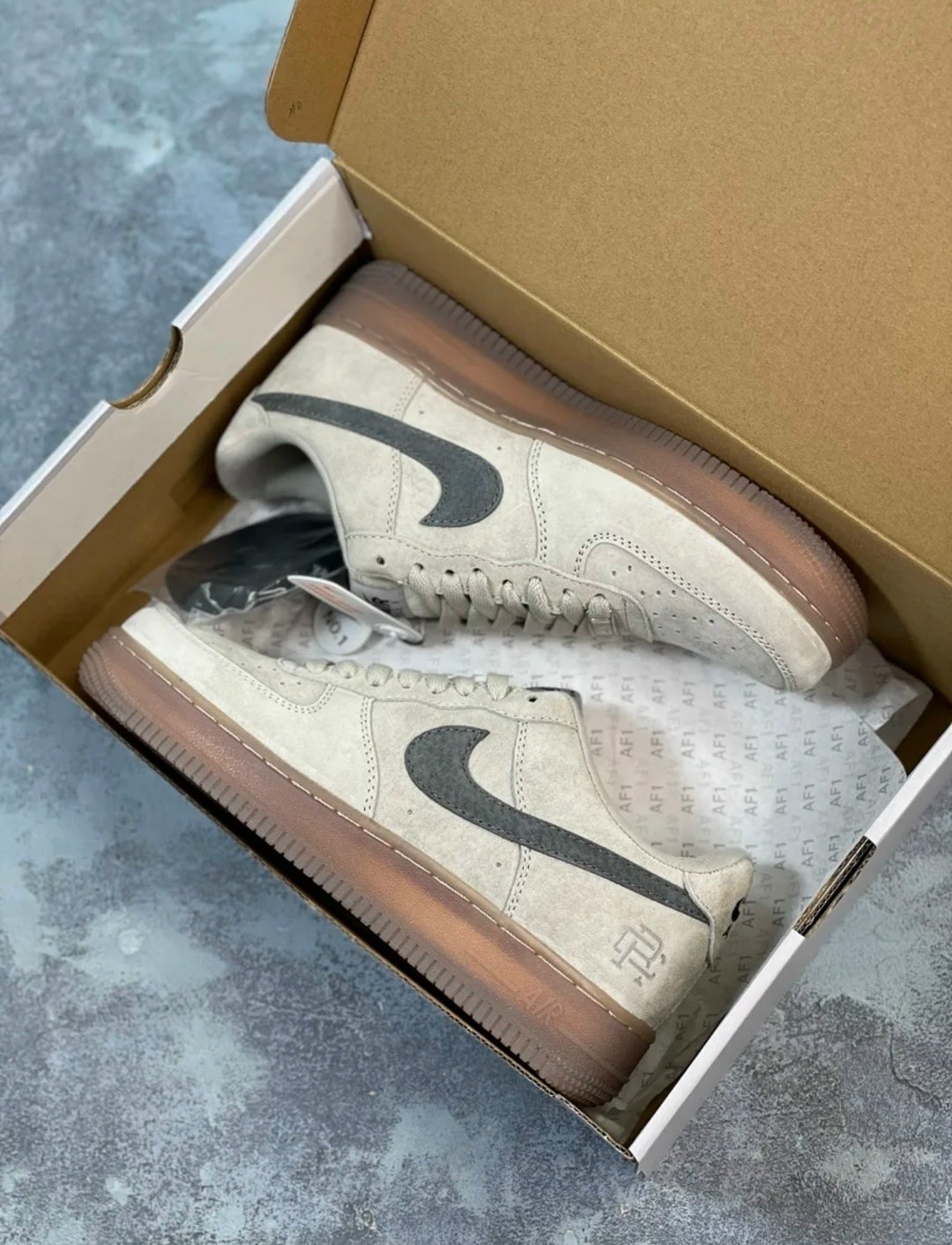 кросcовки nike air force 1,nike air force 1,nike air force 1 low suede grey,nike reigning champ air force 1 low,nike reigning champ air force 1 low lv8 light grey