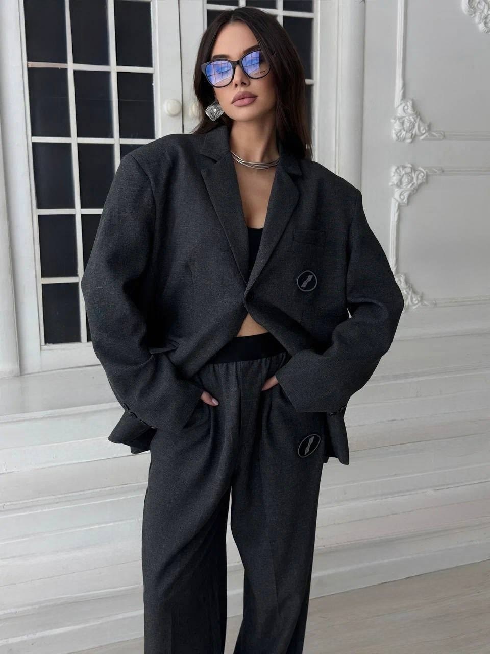 брючный костюм,серый брючный костюм,стильные костюмы,брючный костюм женский,костюм брючный с пиджаком оверсайз savori