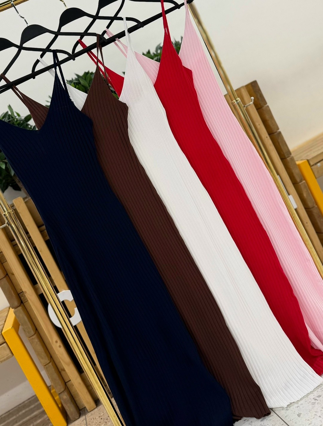 приталенное платье,трикотажное платье,платье миди,платье черное,женская платье