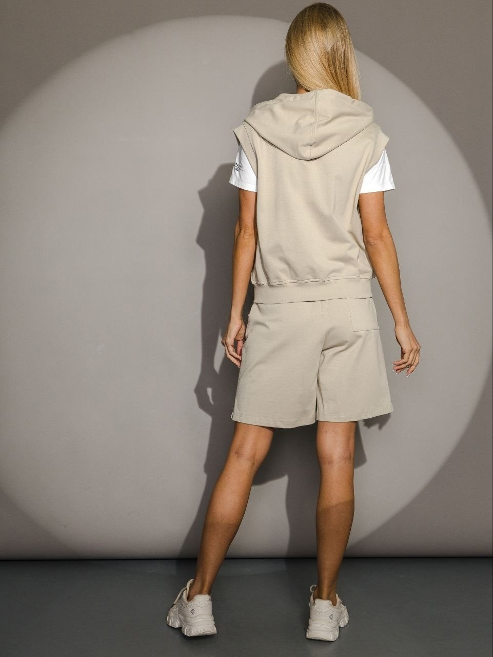 женские шорты,шорты бермуды,шорты повседневные,модные образы,бежевые шорты