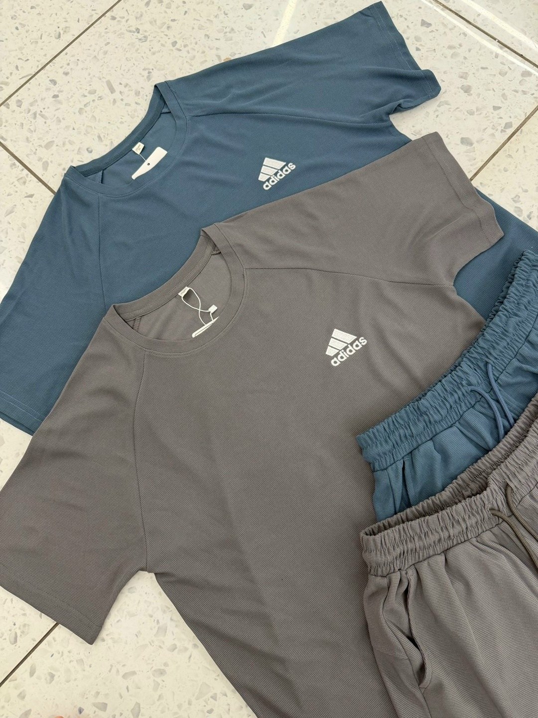 комплект одежды adidas,костюмы спортивный adidas,костюм спортивный мужской,комплект футболок adidas,спортивные костюм