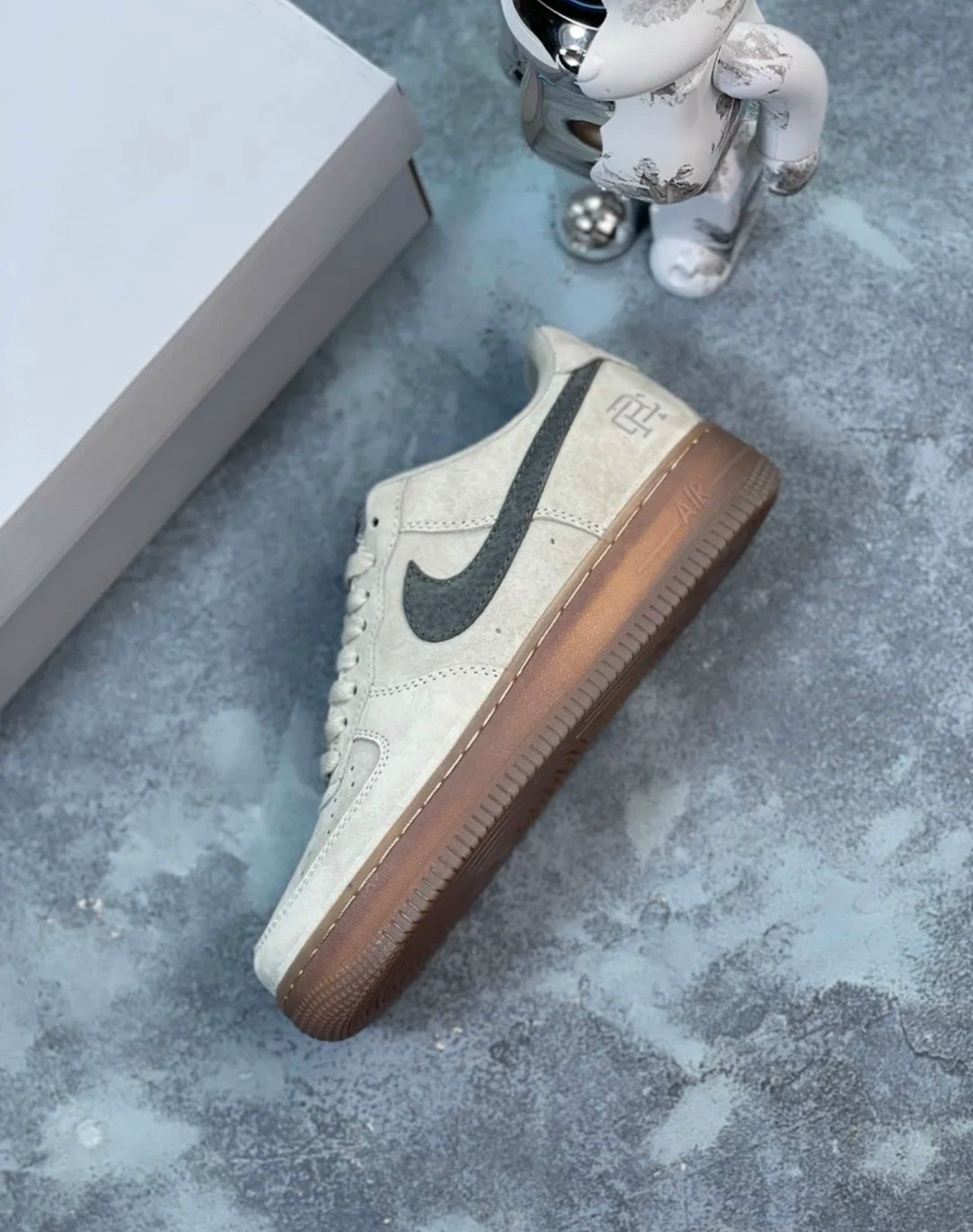 кросcовки nike air force 1,nike air force 1,nike air force 1 low suede grey,nike reigning champ air force 1 low,nike reigning champ air force 1 low lv8 light grey