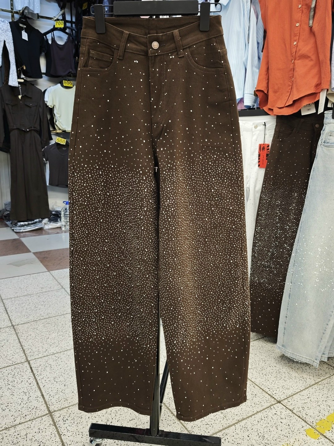 джинсы клеш со стразами h&a collection,джинсы со стразами,джинсы со стразами и блестками,брюки со стразами,джинсы широкого кроя со стразами, коричневый