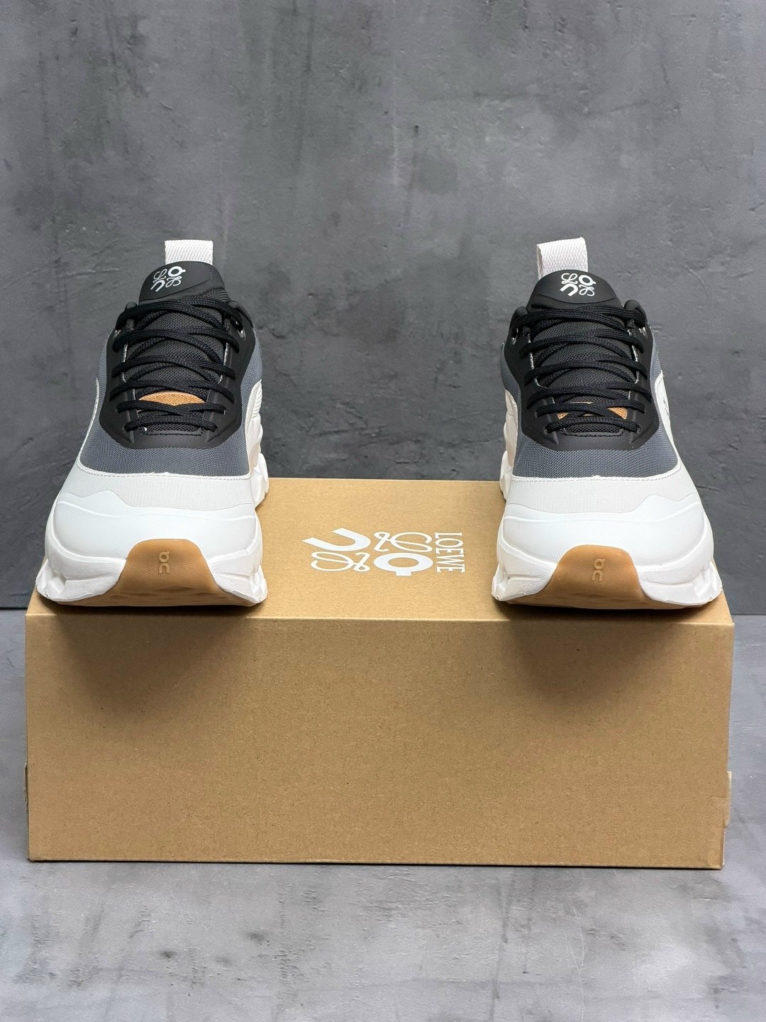 кроссовки cloudtilt 2. 0 из коллаборации с loewe on running серый,кроссовки loewe,кроссовки cloudtilt 2 tan white gum из коллаборации с loewe on running,on cloud x loewe 9848 повседневные кроссовки,on