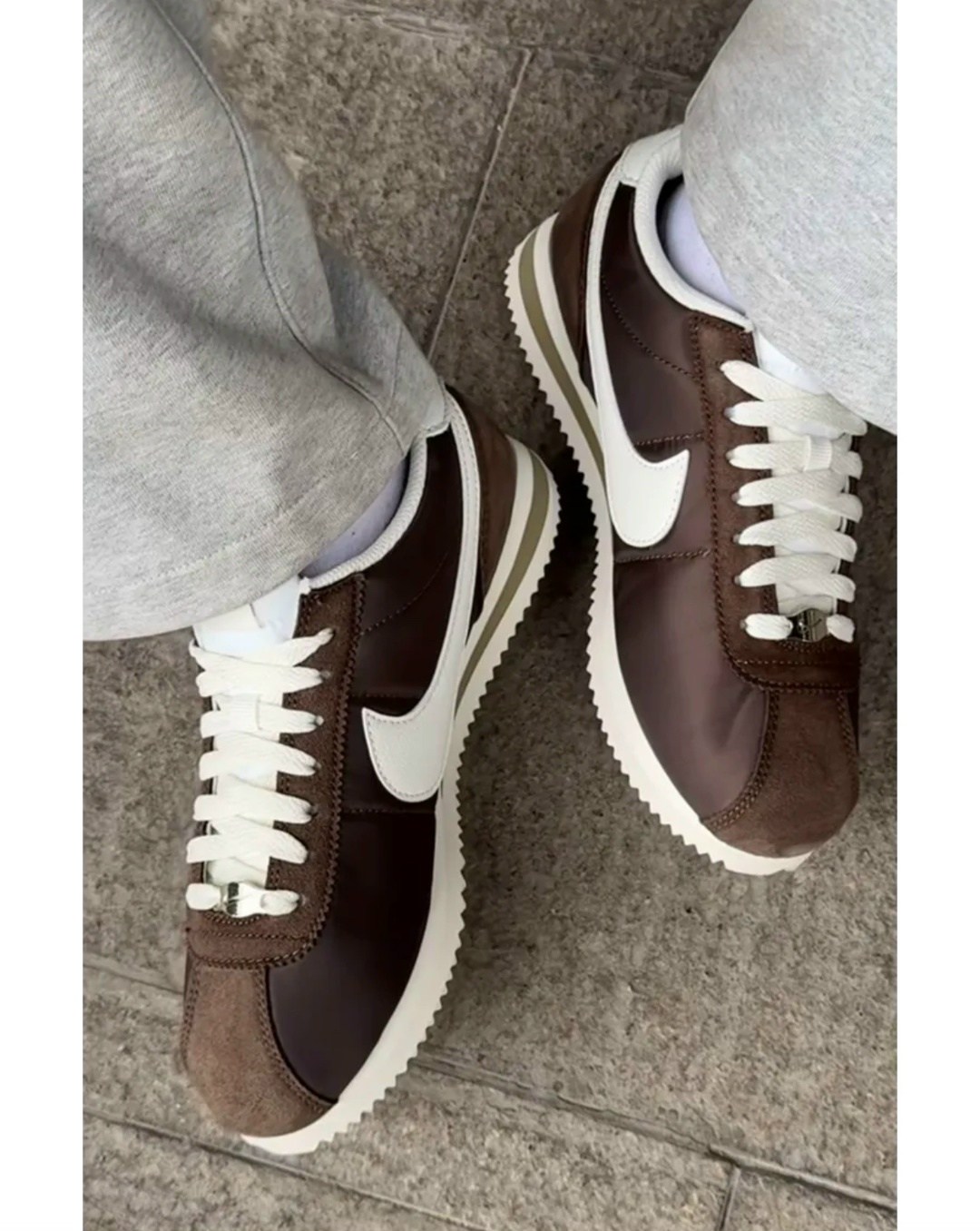 тренч с кроссовками,модный стиль,мода стиль,тренч