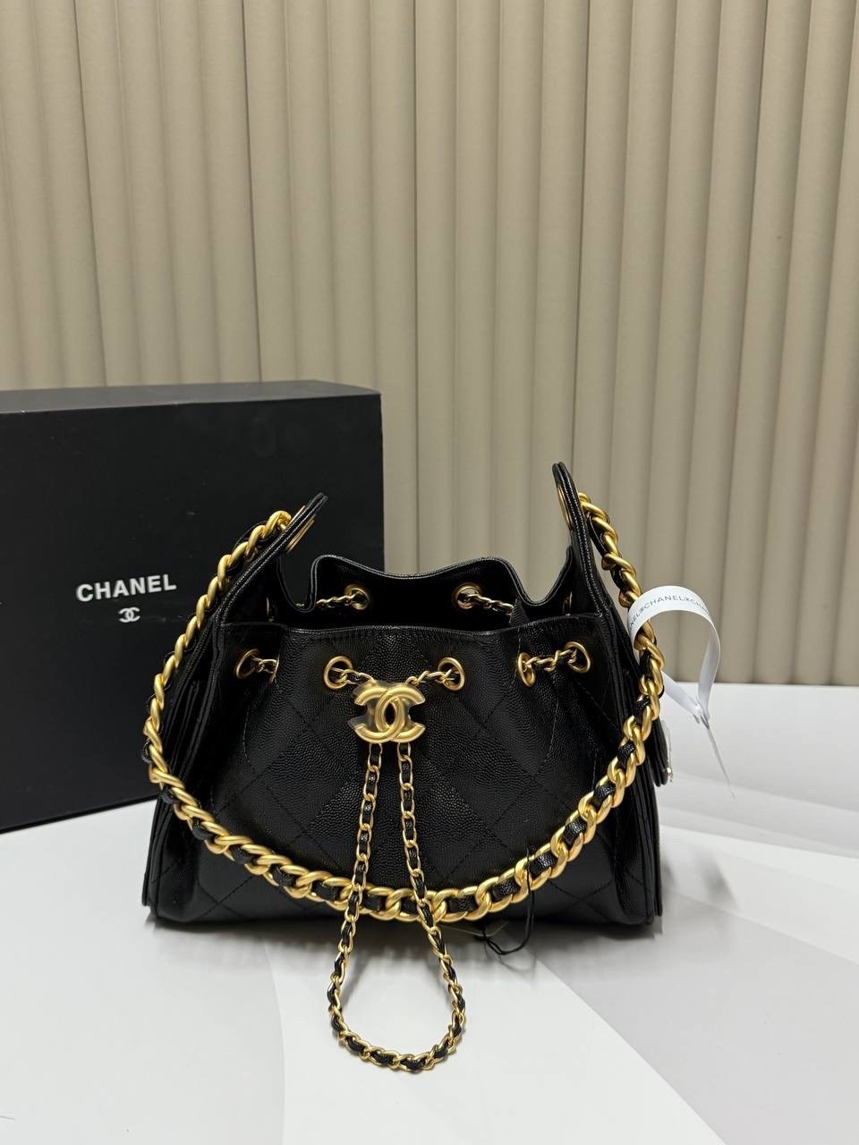 сумка женская шанель стеганая ковша цепь chanel,сумка chanel,chanel белая кожаная сумка через плечо для женщин,белая кожаная сумка chanel 25 small,chanel белая кожаная сумка через плечо