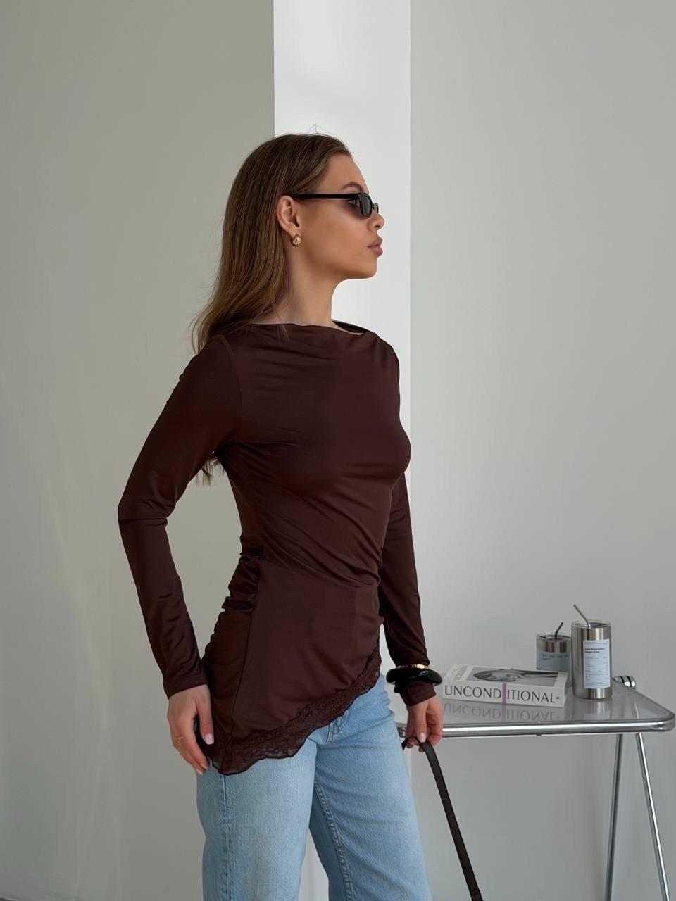 лонгслив женский,лонгслив облегающий нарядный с открытыми плечами драпировкой,лонгслив,лонгслив приталенный,лонгслив с драпировкой