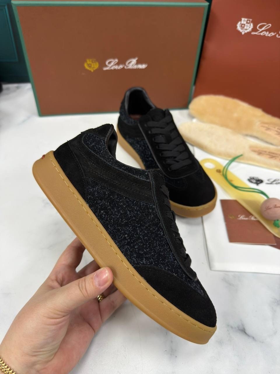 ,женские кроссовки из замши loro piana черные,кроссовки loro piana,замшевые кроссовки,замшевые кеды