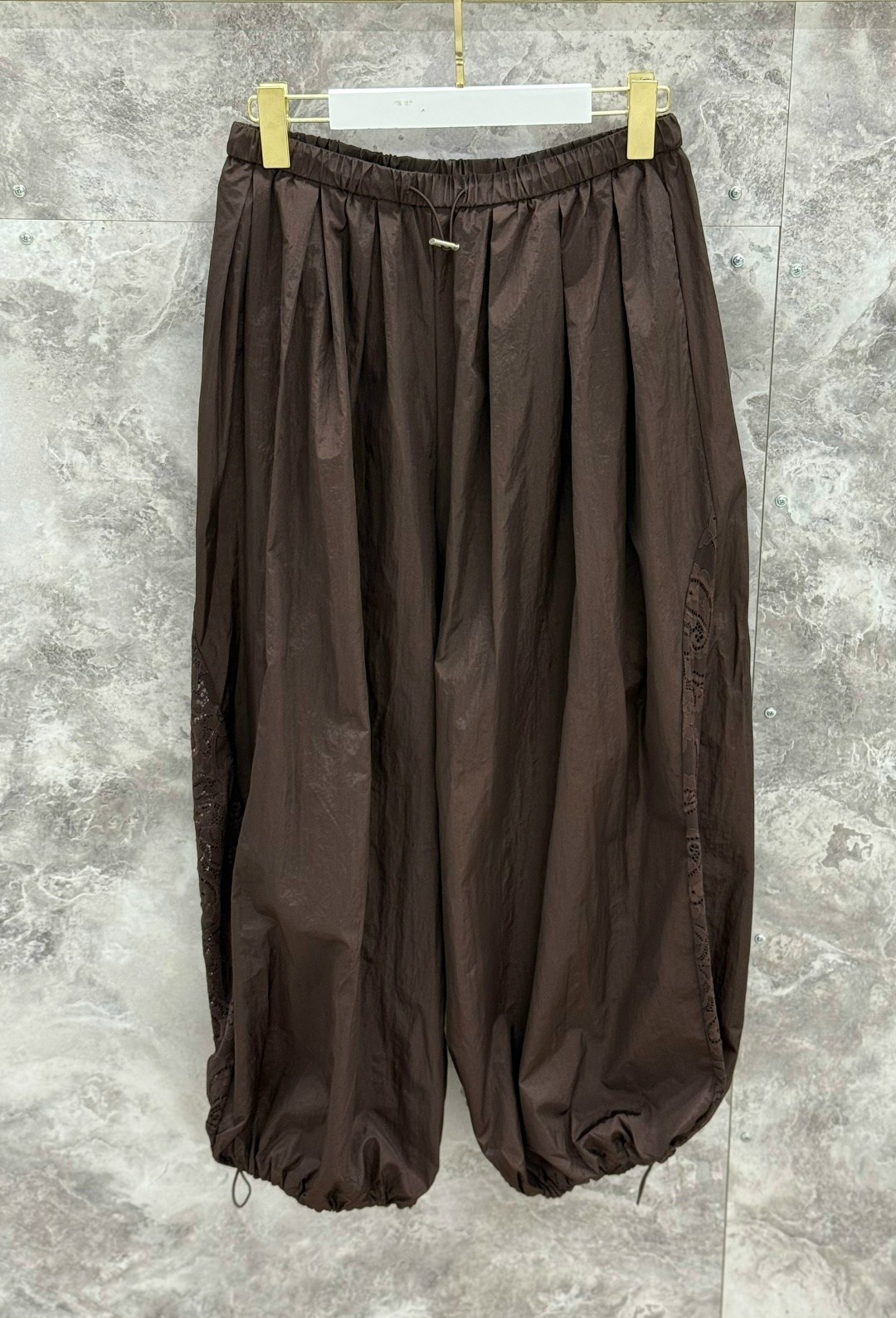 брюки с широкими штанинами,брюки классические,спортивные брюки,широкие штаны,широкие брюки