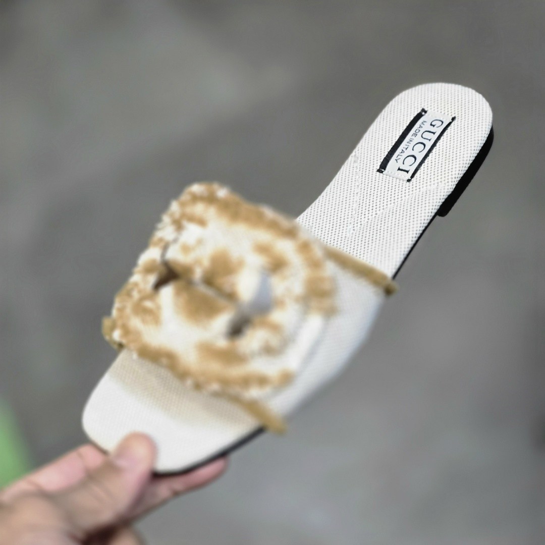 женские шлепанцы,,модные шлепанцы,шлепки фенди женские,босоножки классические