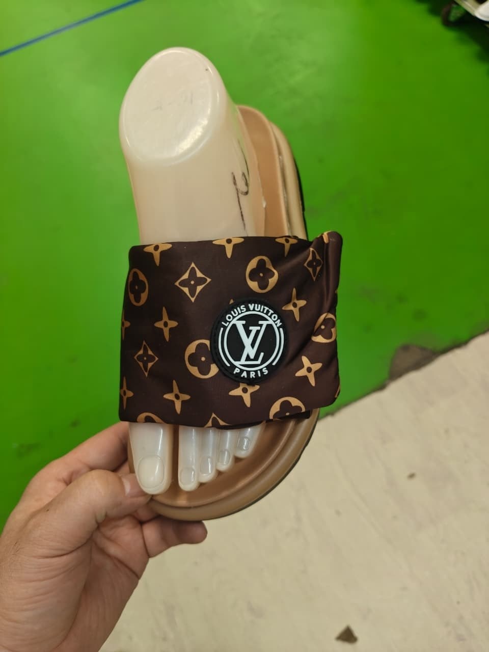,луи виттон шлепки женские,тапочки луи виттон мужские,женские шлепанцы,модные тапочки
