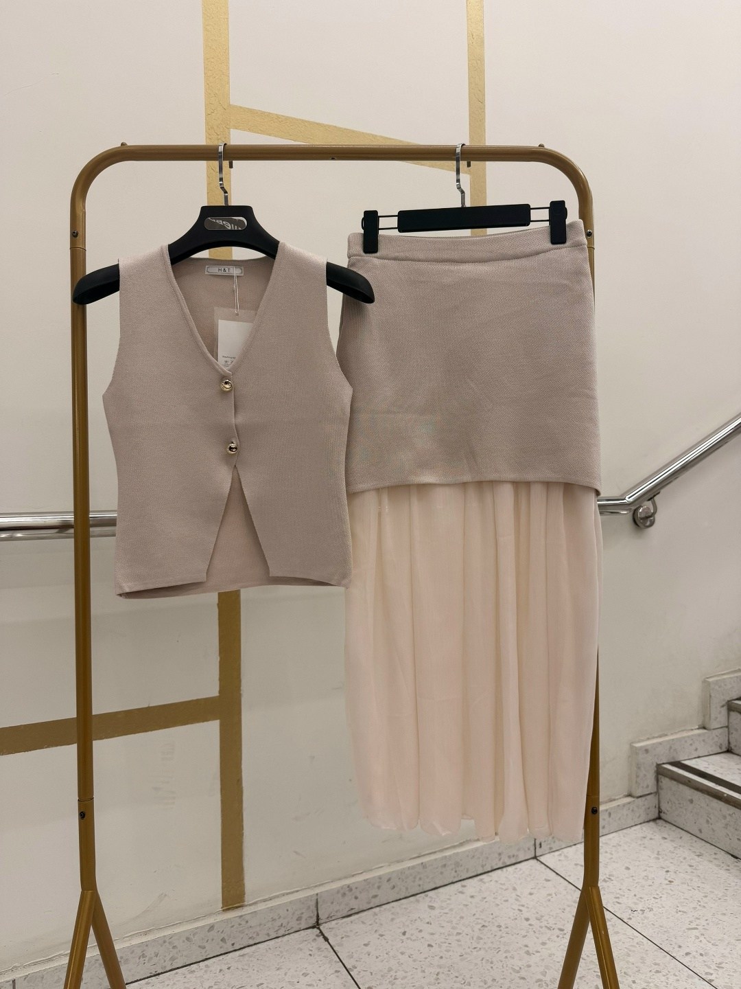 костюм с плиссированной юбкой,вечерний костюм с юбкой,жилет и юбка,женские наряды,женский костюм с плиссированной юбкой