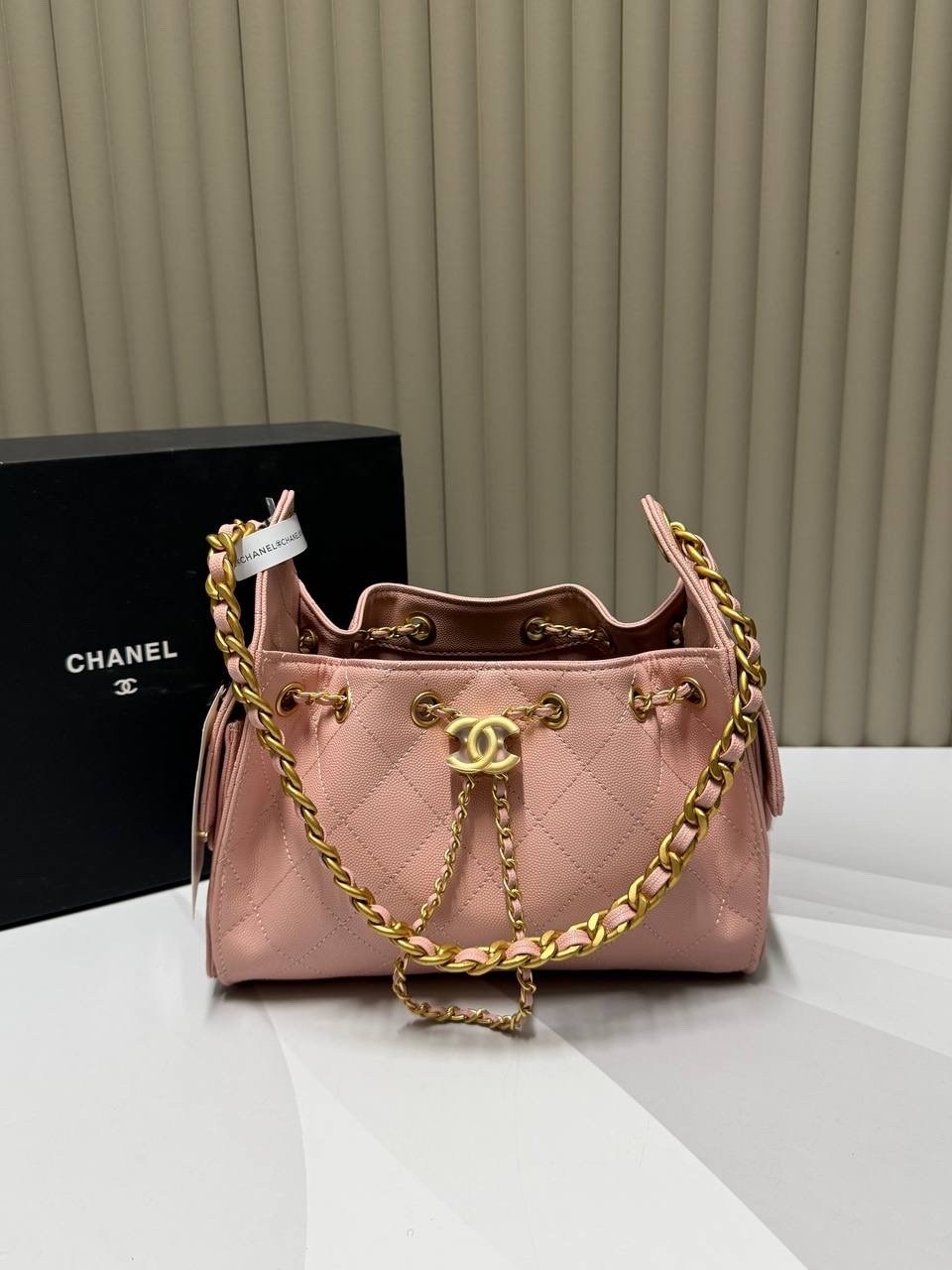 сумка женская шанель стеганая ковша цепь chanel,сумка chanel,chanel белая кожаная сумка через плечо для женщин,белая кожаная сумка chanel 25 small,chanel белая кожаная сумка через плечо