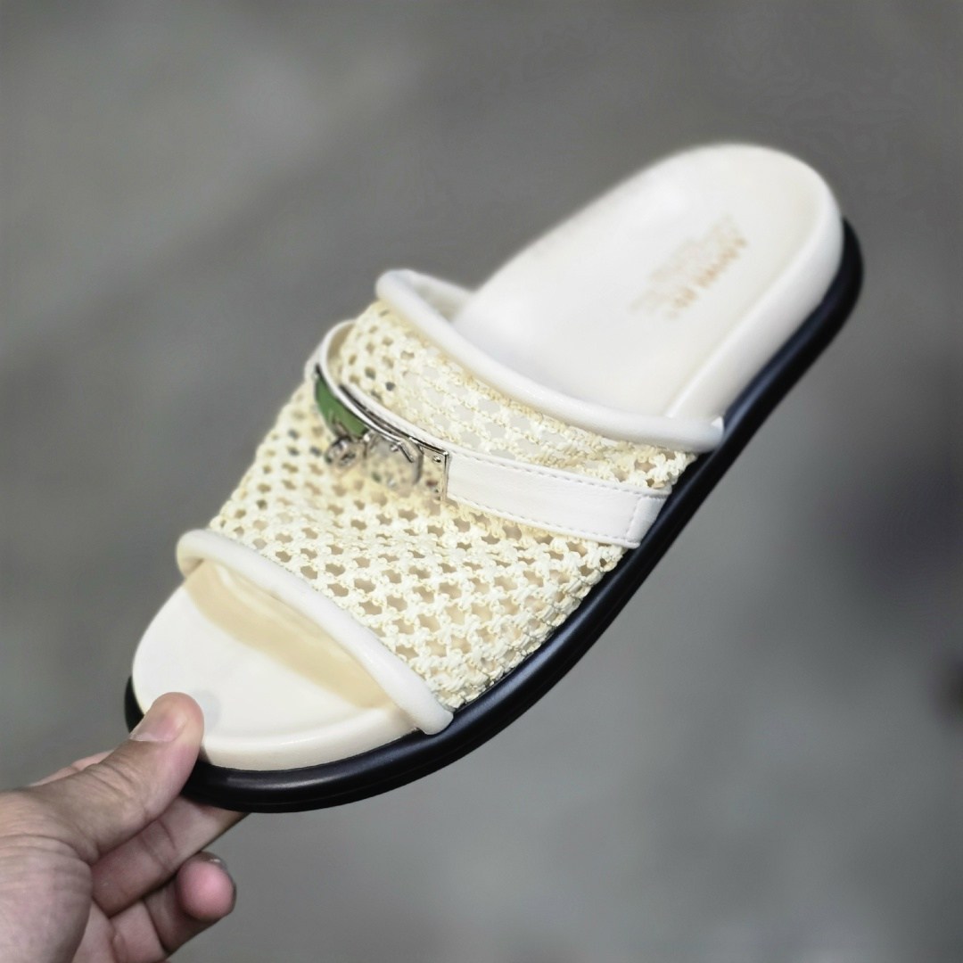 женские шлепанцы,,модные шлепанцы,шлепки фенди женские,босоножки классические