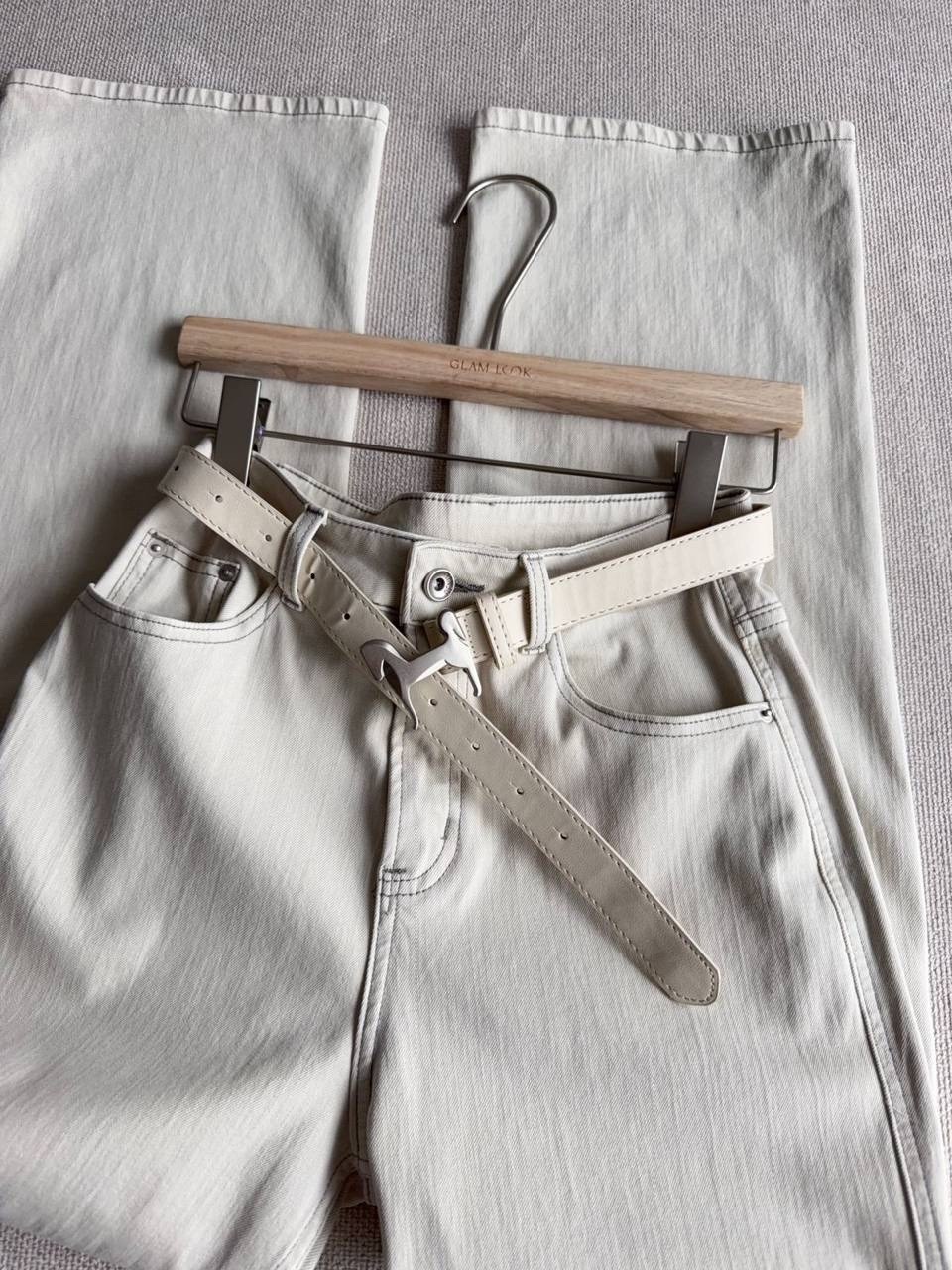 женские джинсы с ремнем,женские джинсы,джинсы женские широкие,джинсы стиль,белые джинсы