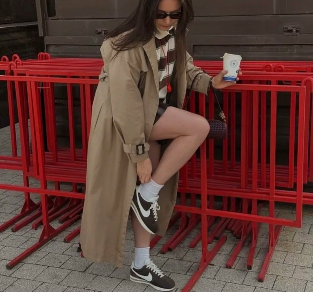 тренч с кроссовками,модный стиль,мода стиль,тренч