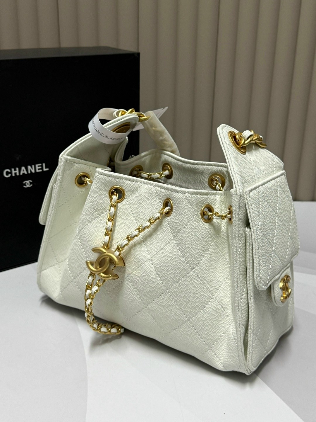 сумка женская шанель стеганая ковша цепь chanel,сумка chanel,chanel белая кожаная сумка через плечо для женщин,белая кожаная сумка chanel 25 small,chanel белая кожаная сумка через плечо