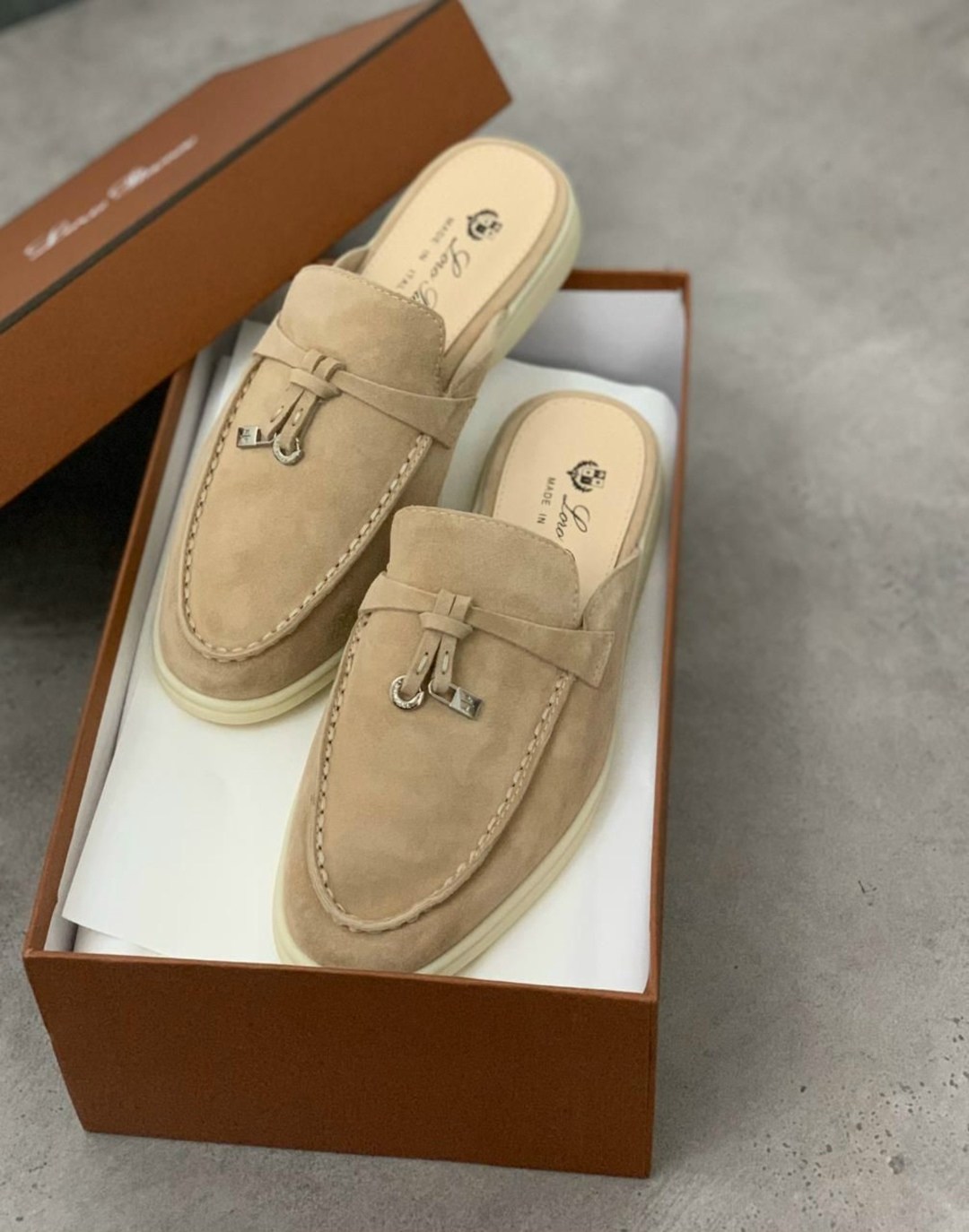 женские замшевые мюли loro piana бежевые,мюли loro piana,,лоферы loro piana,лоферы loro piana женские